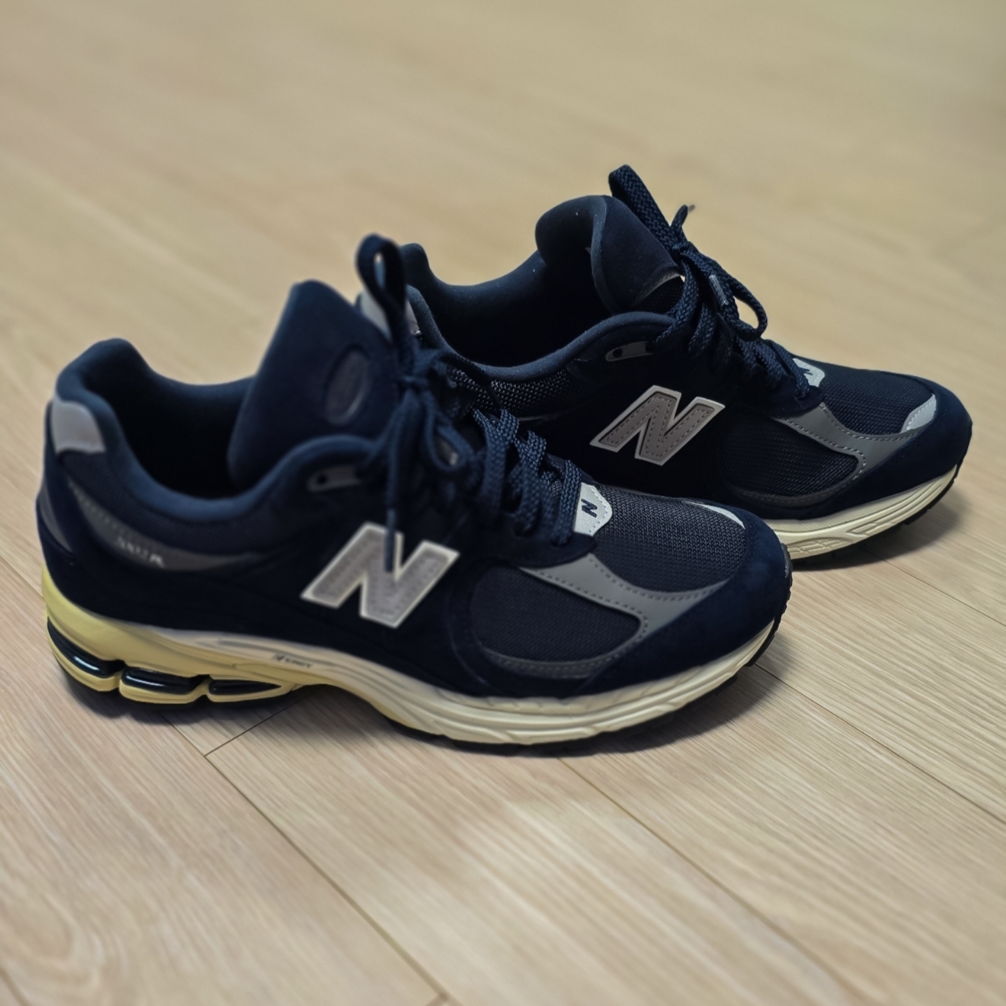 New Balance 2002R Eclipse Castlerock 착용 스타일 - 1