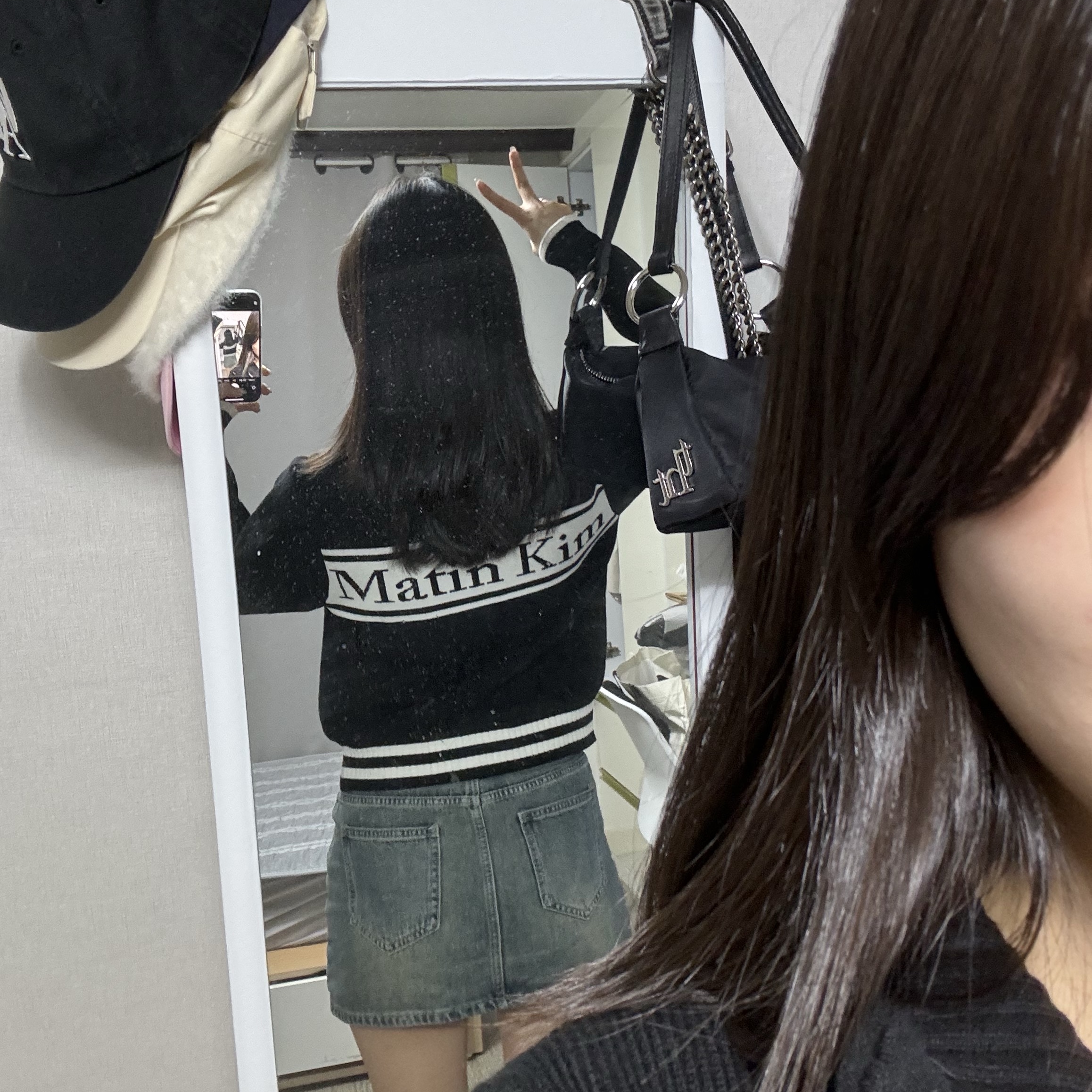 Matin Kim Spell Point Stripe Knit Cardigan Black, Threetimes Ring Bag Black 착용 스타일 - 1