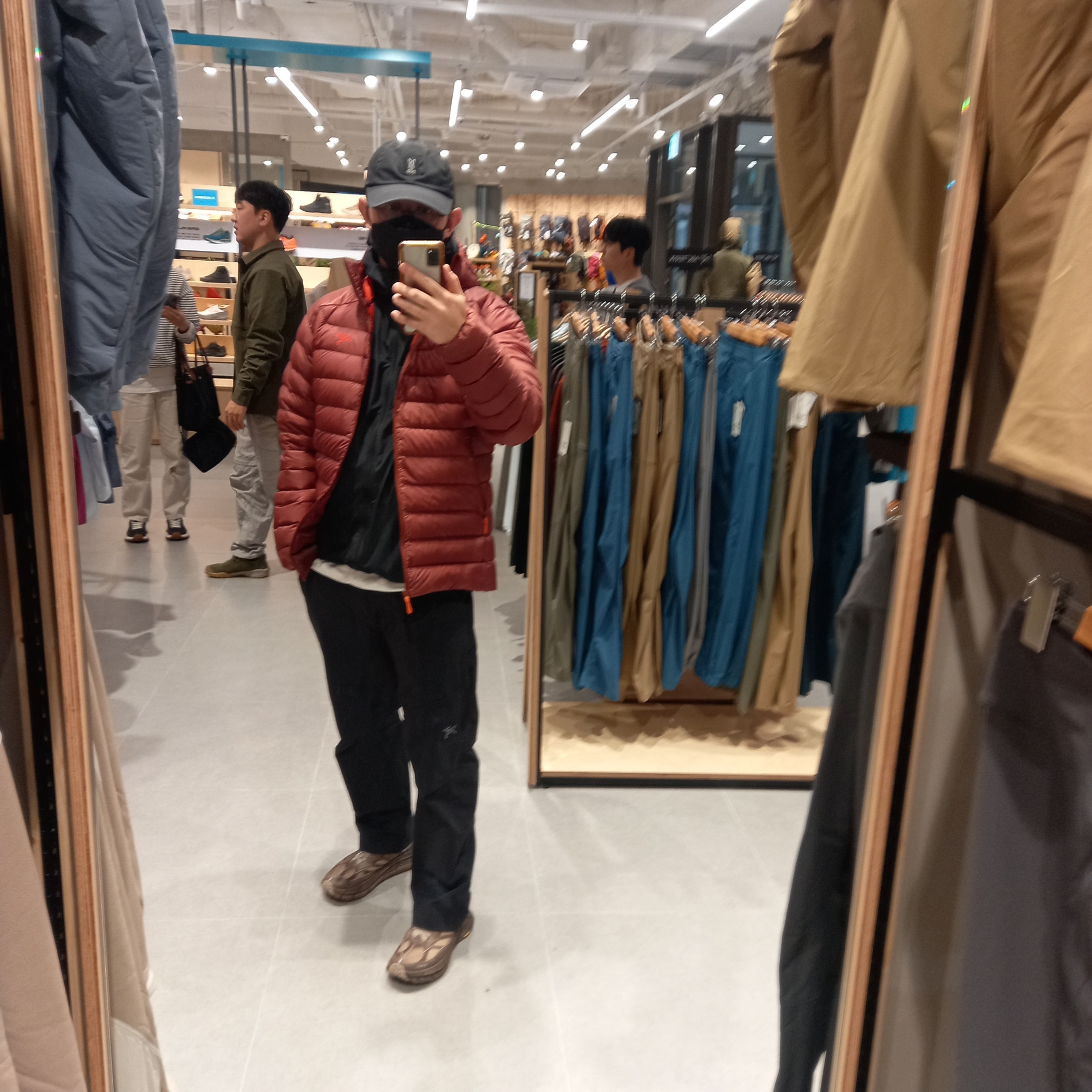 Arc'teryx Cronin Pants Black, Hoka x Satisfy Mafate Speed 4 Lite Rubber 착용 스타일 - 1