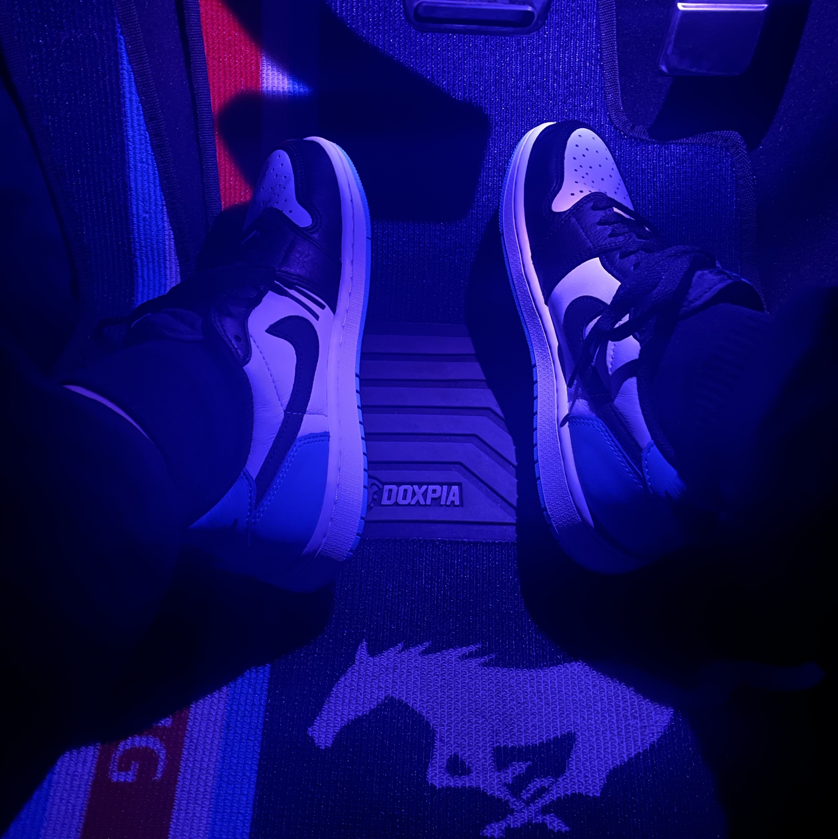 Jordan 1 Retro Low OG Black and Dark Powder Blue 착용 스타일