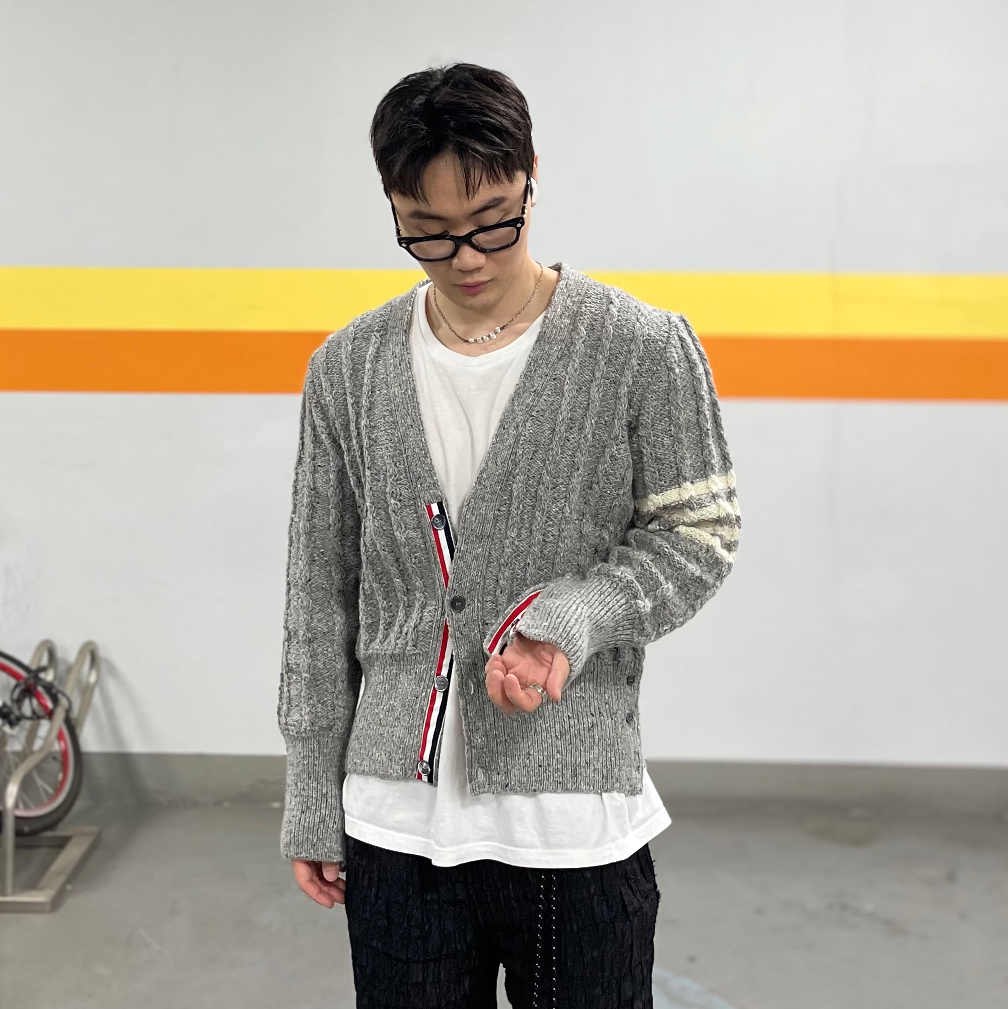 Thom Browne Donegal 4-Bar Stripe Twist Cable Classic V-Neck Cardigan Light Grey 착용 스타일 - 1