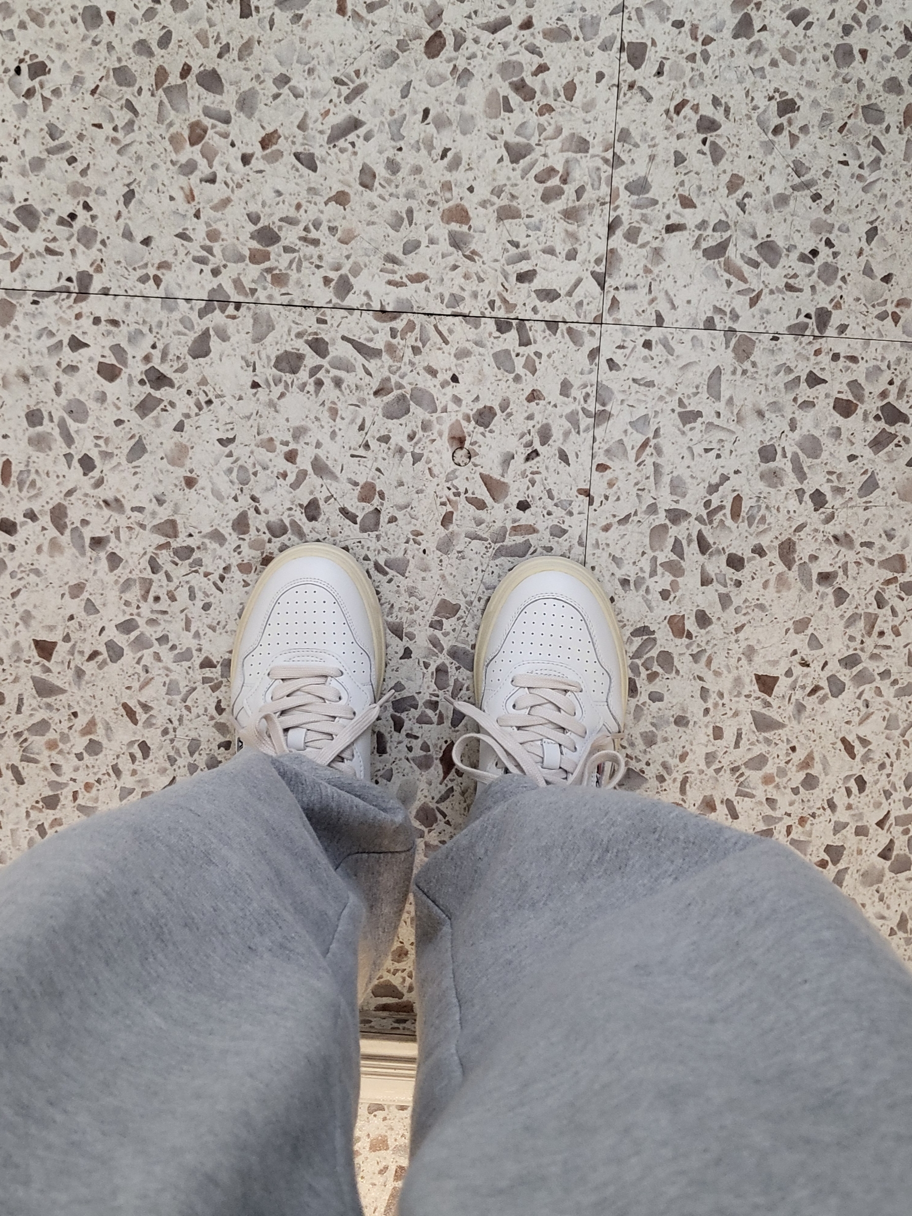 (W) Autry Medalist Low Leather Sneakers White Black 착용 스타일 - 1