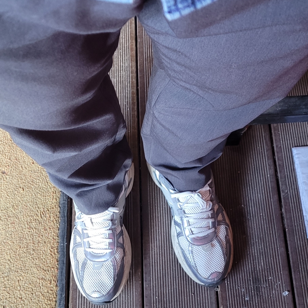 Nike V2K Run Pure Platinum Wolf Grey 착용 스타일