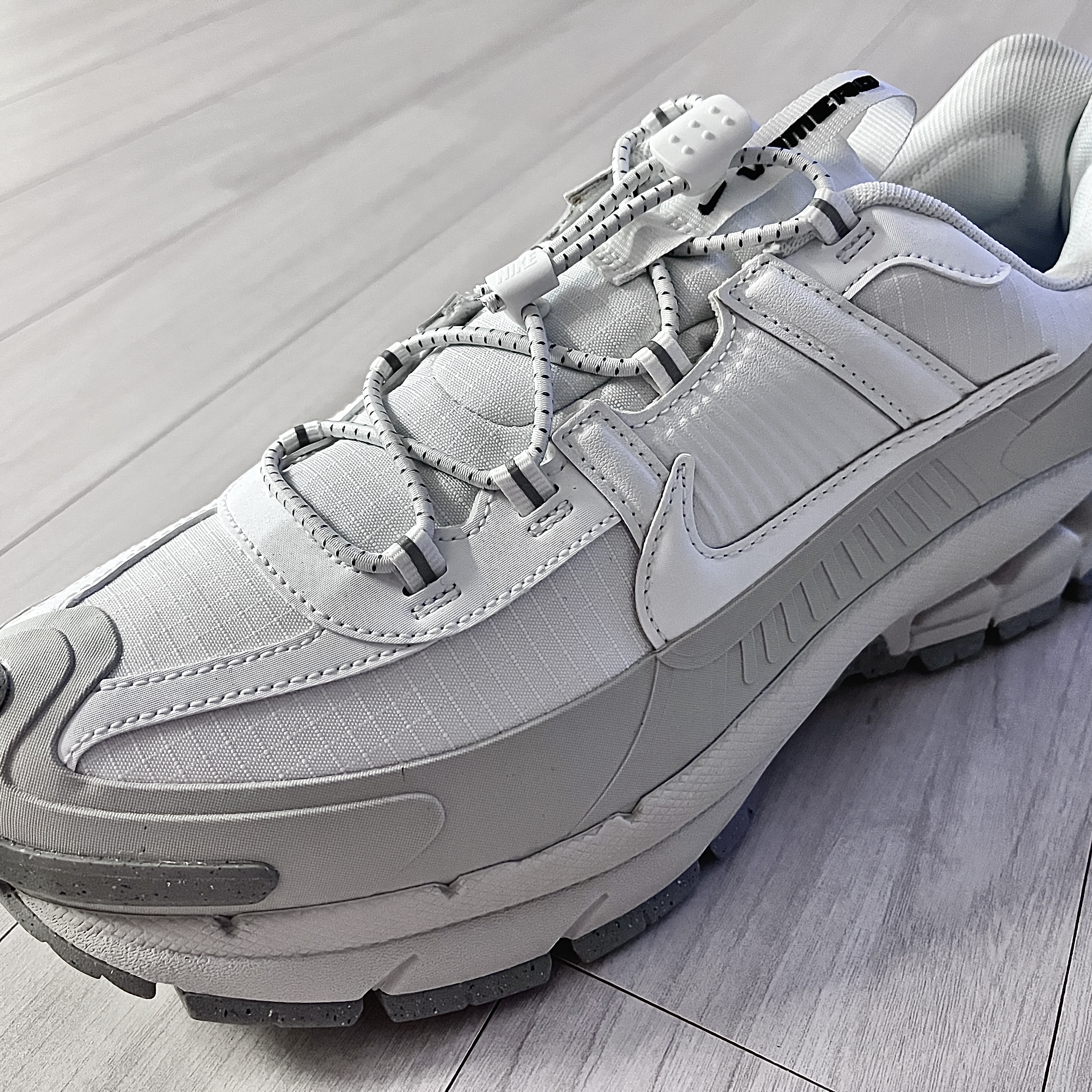 Nike Zoom Vomero Roam Summit White and Light Bone 착용 스타일 - 1