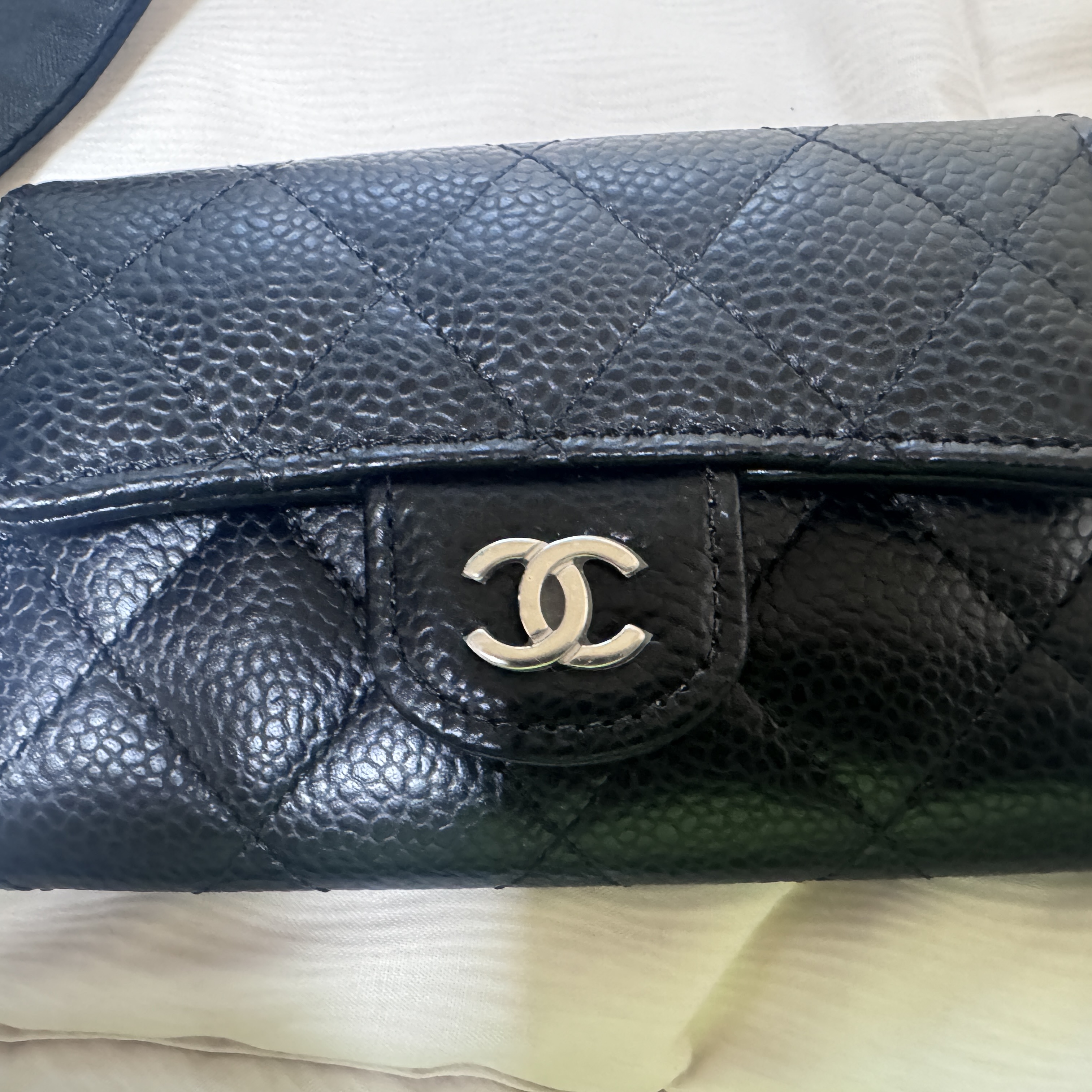Chanel Classic Card Holder Grained Calfskin & Silver Black 착용 스타일 - 4
