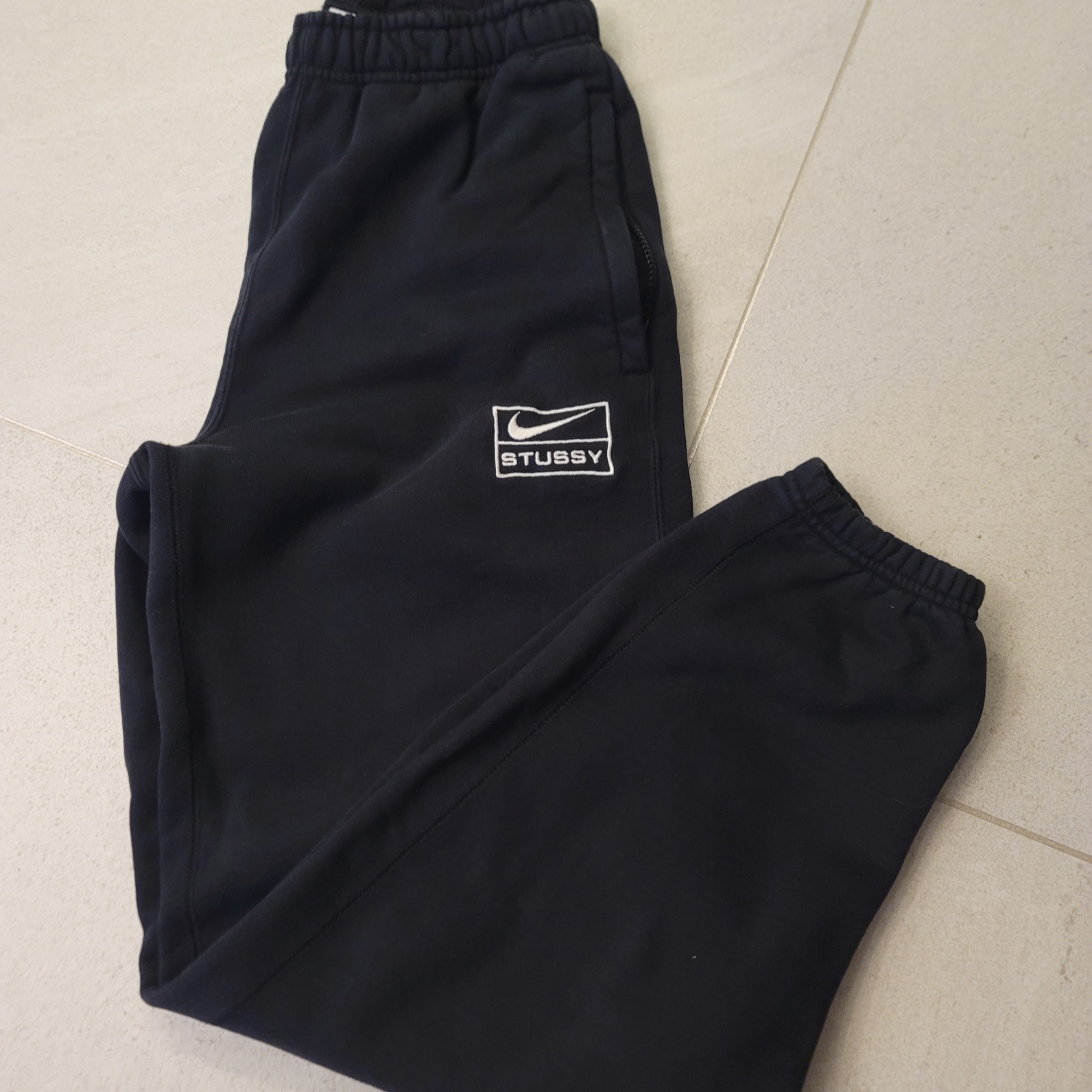 Nike x Stussy Washed Fleece Pants Black (FN5235-010) 착용 스타일