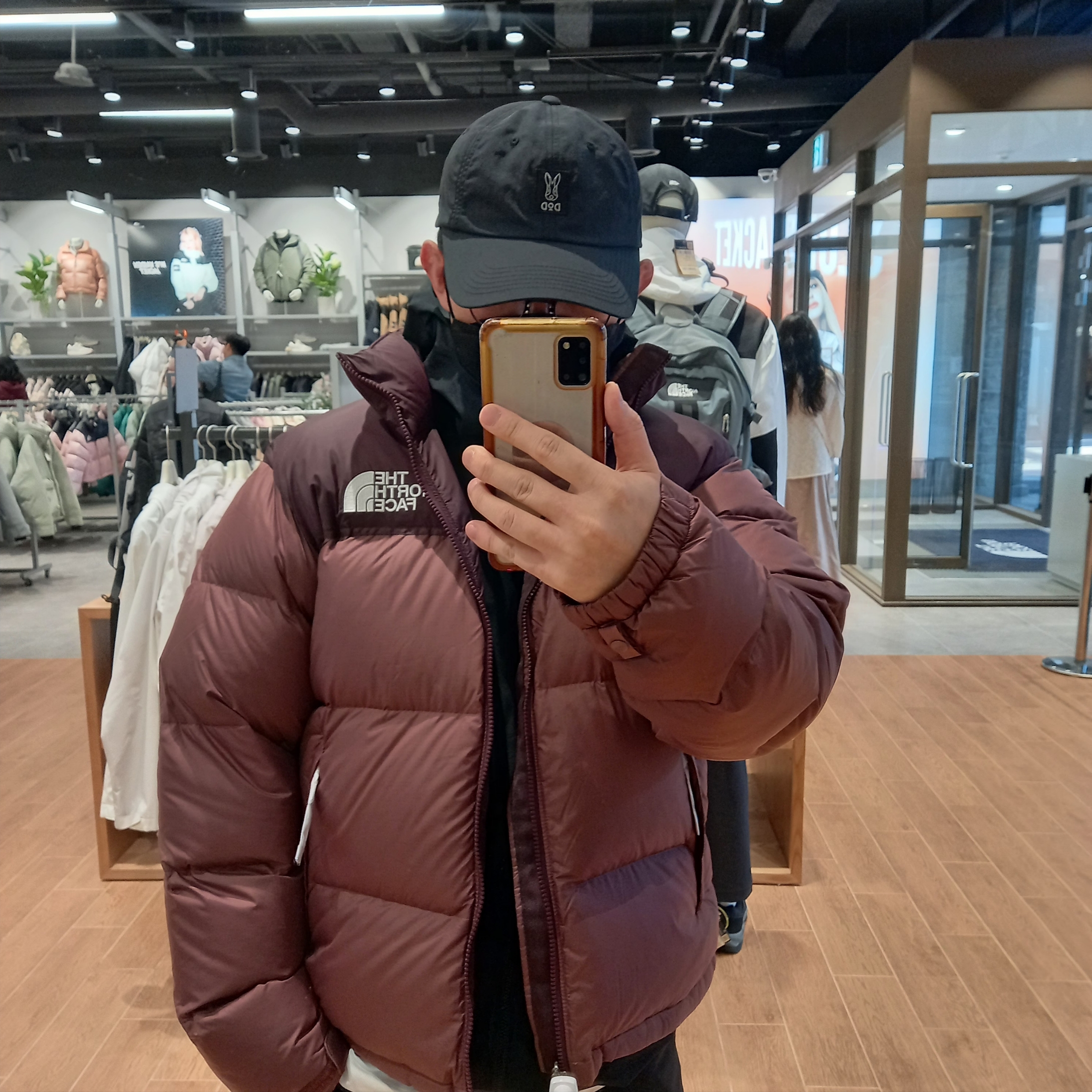 The North Face 1996 Eco Nuptse Jacket Maroon - 24FW, Hoka x Satisfy Mafate Speed 4 Lite Rubber 착용 스타일 - 2