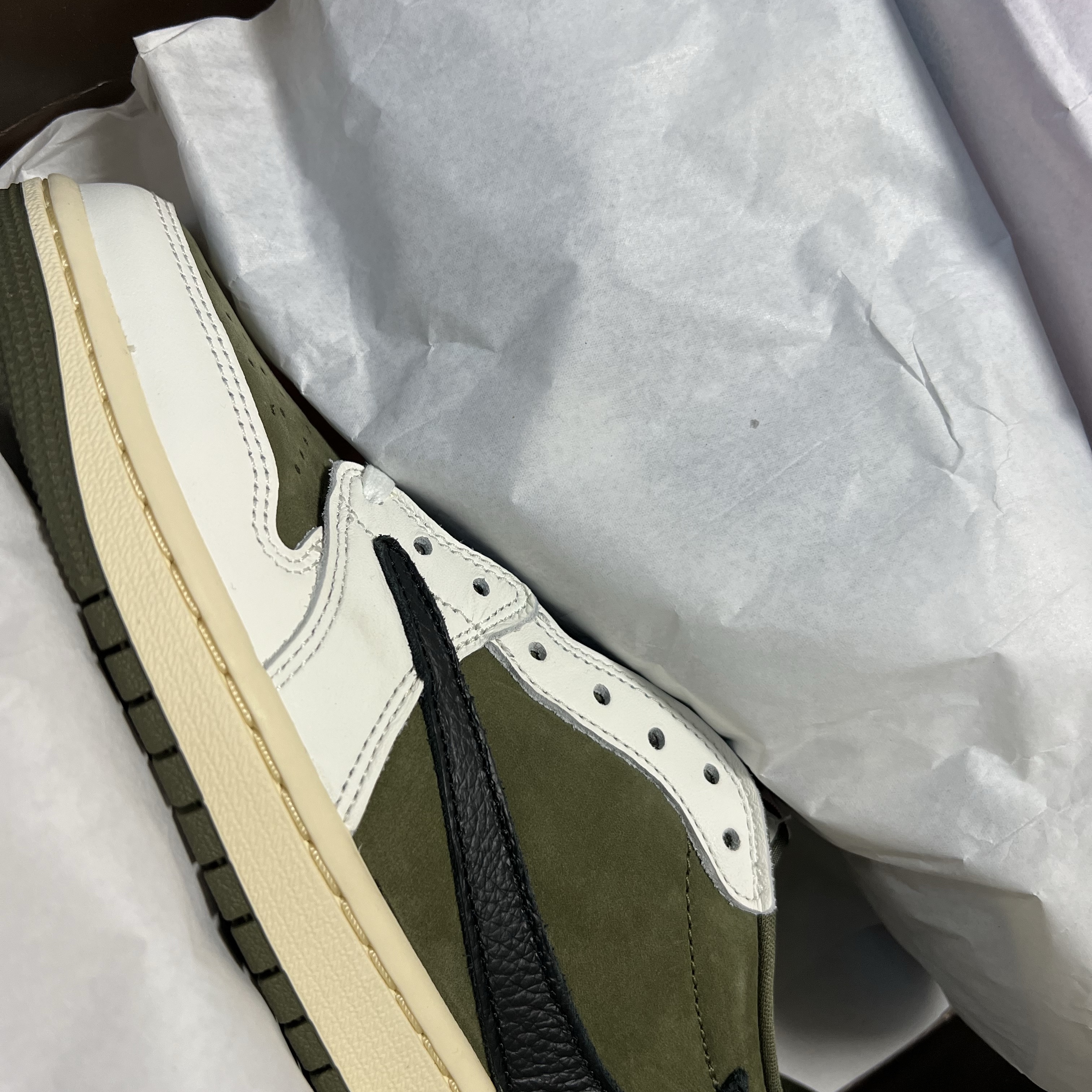 Jordan 1 x Travis Scott Retro Low OG SP Reverse Olive 착용 스타일