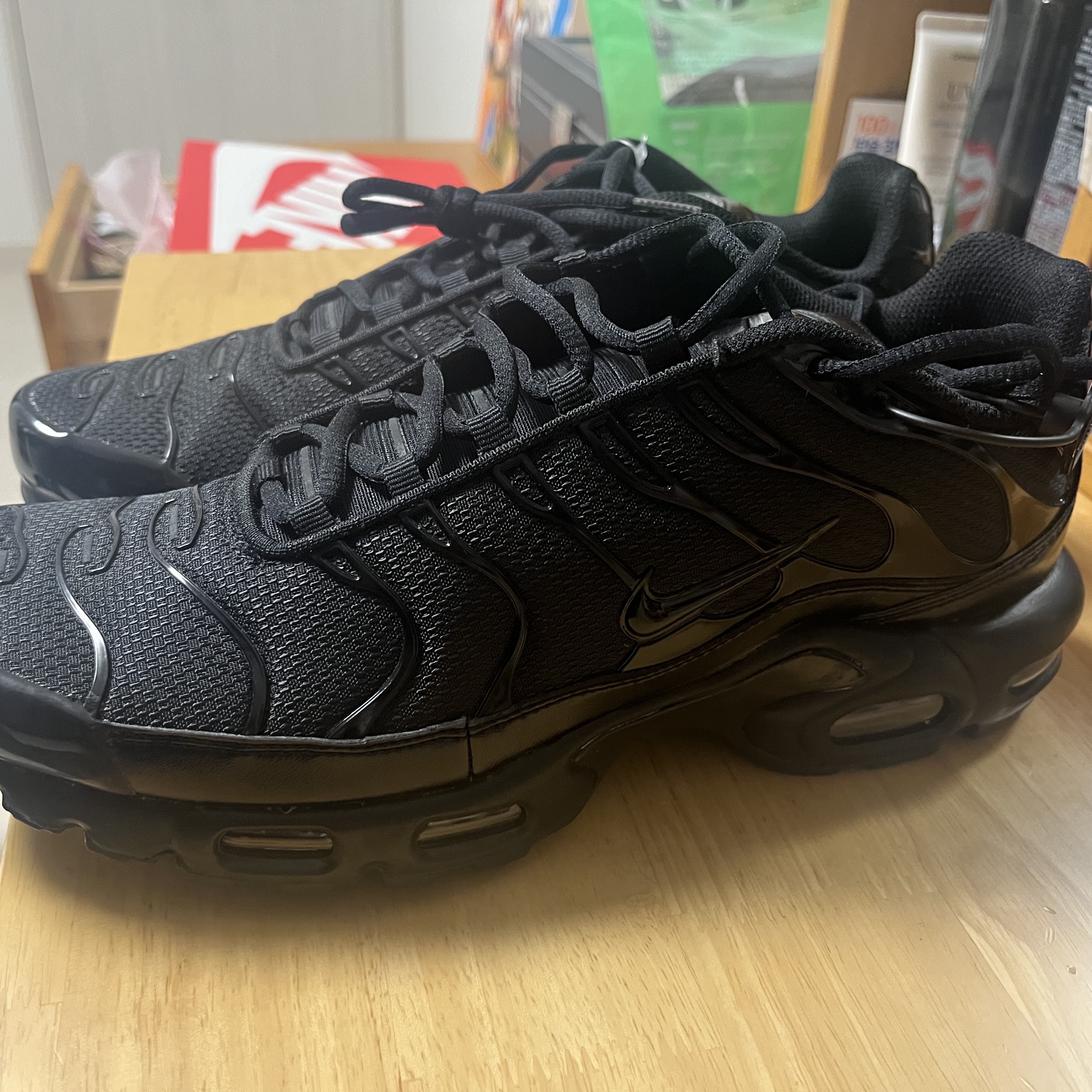 Nike Air Max Plus Triple Black 착용 스타일 - 1