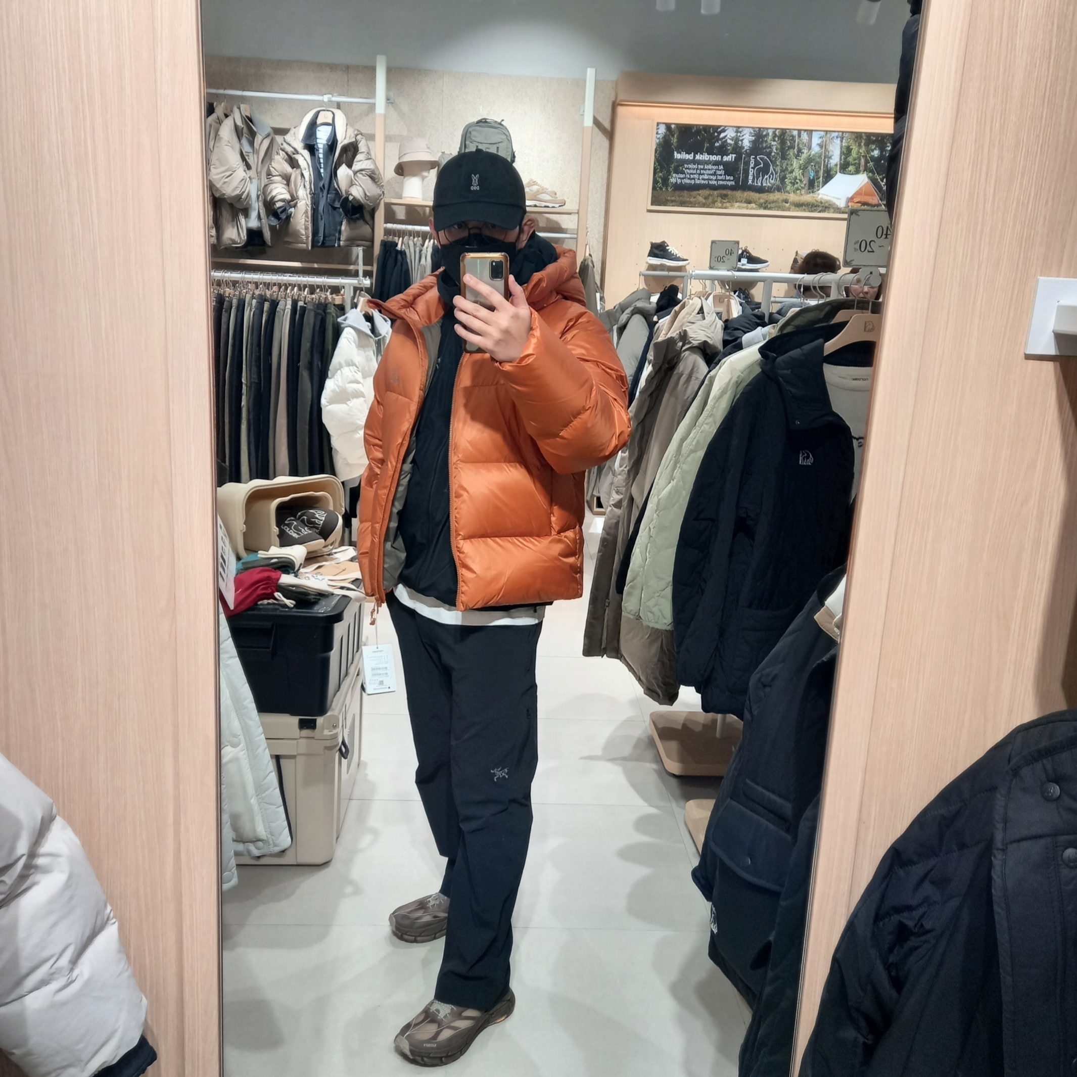 Arc'teryx Cronin Pants Black, Hoka x Satisfy Mafate Speed 4 Lite Rubber 착용 스타일 - 1