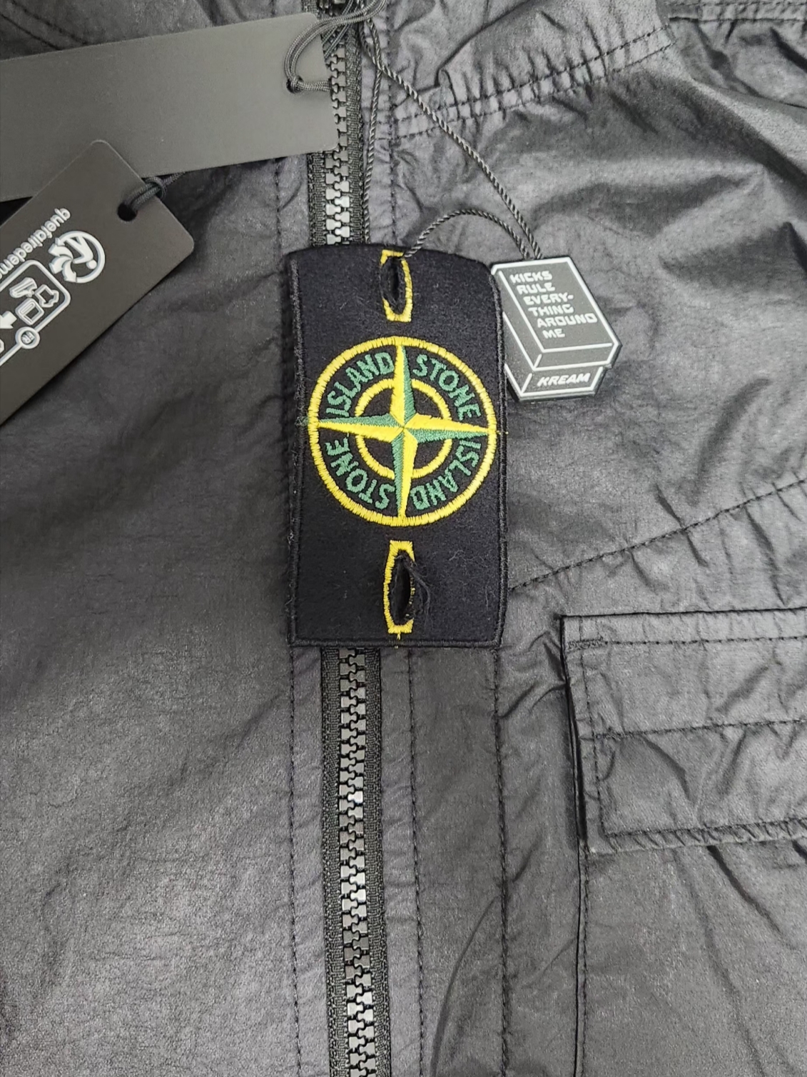 Stone Island 40223 Membrana 3L TC Garment Dyed Hooded Jacket Black - 22SS 착용 스타일