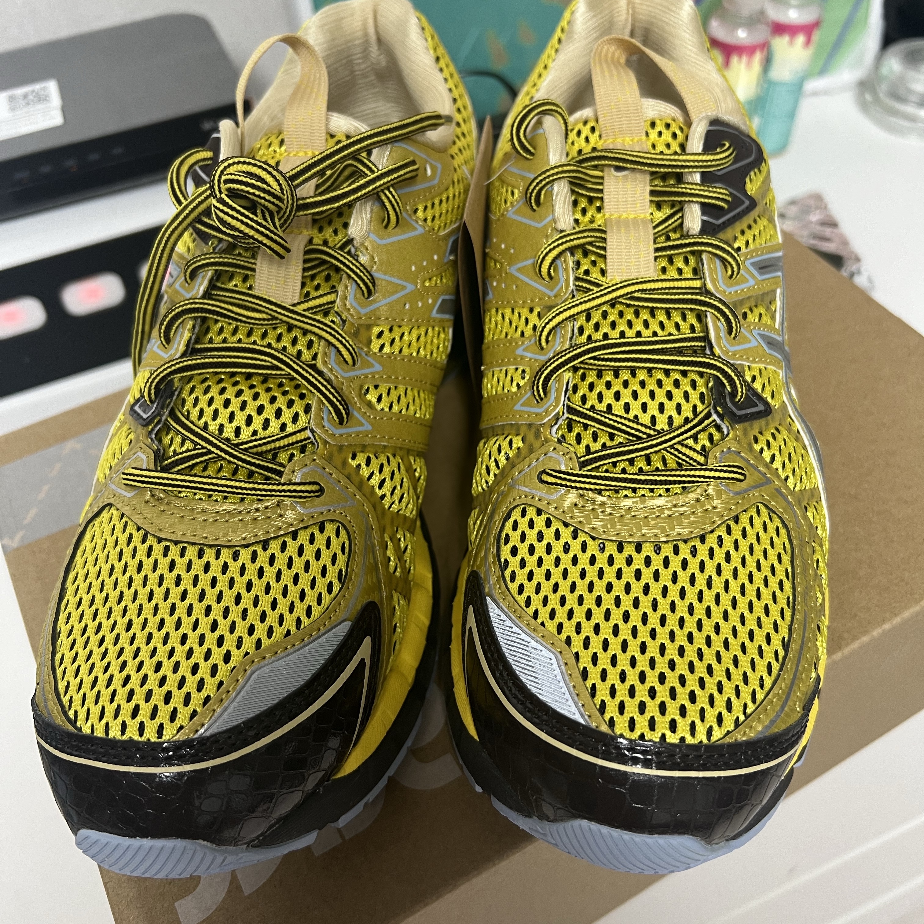 Asics UB9-S Gel-Kayano 20 Vibrant Yellow Pure Silver 착용 스타일 - 1