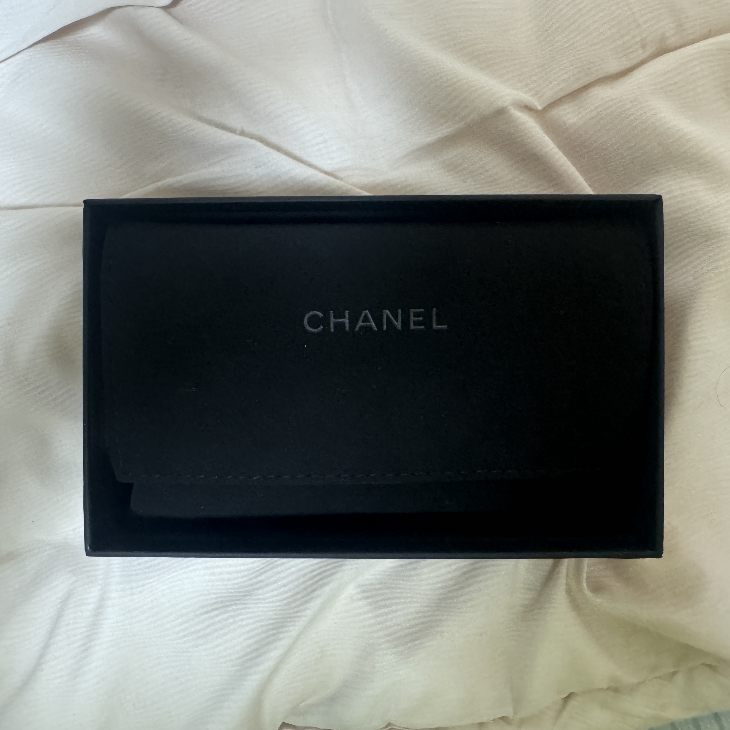 Chanel Classic Card Holder Grained Calfskin & Silver Black 착용 스타일 - 2