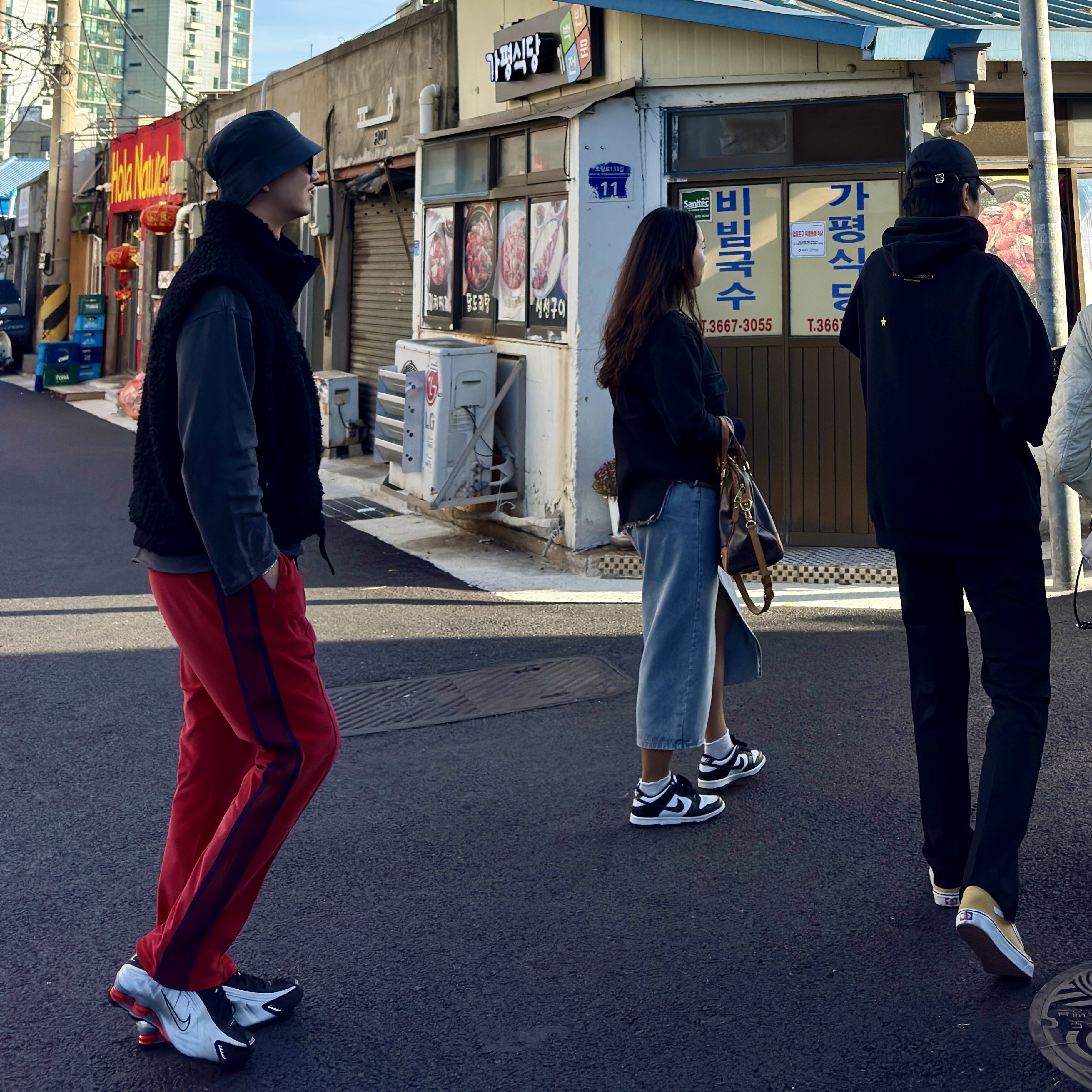 Nike Shox R4 Black and Metallic Silver, Needles Narrow Track Pants C/PE Velour Red 착용 스타일