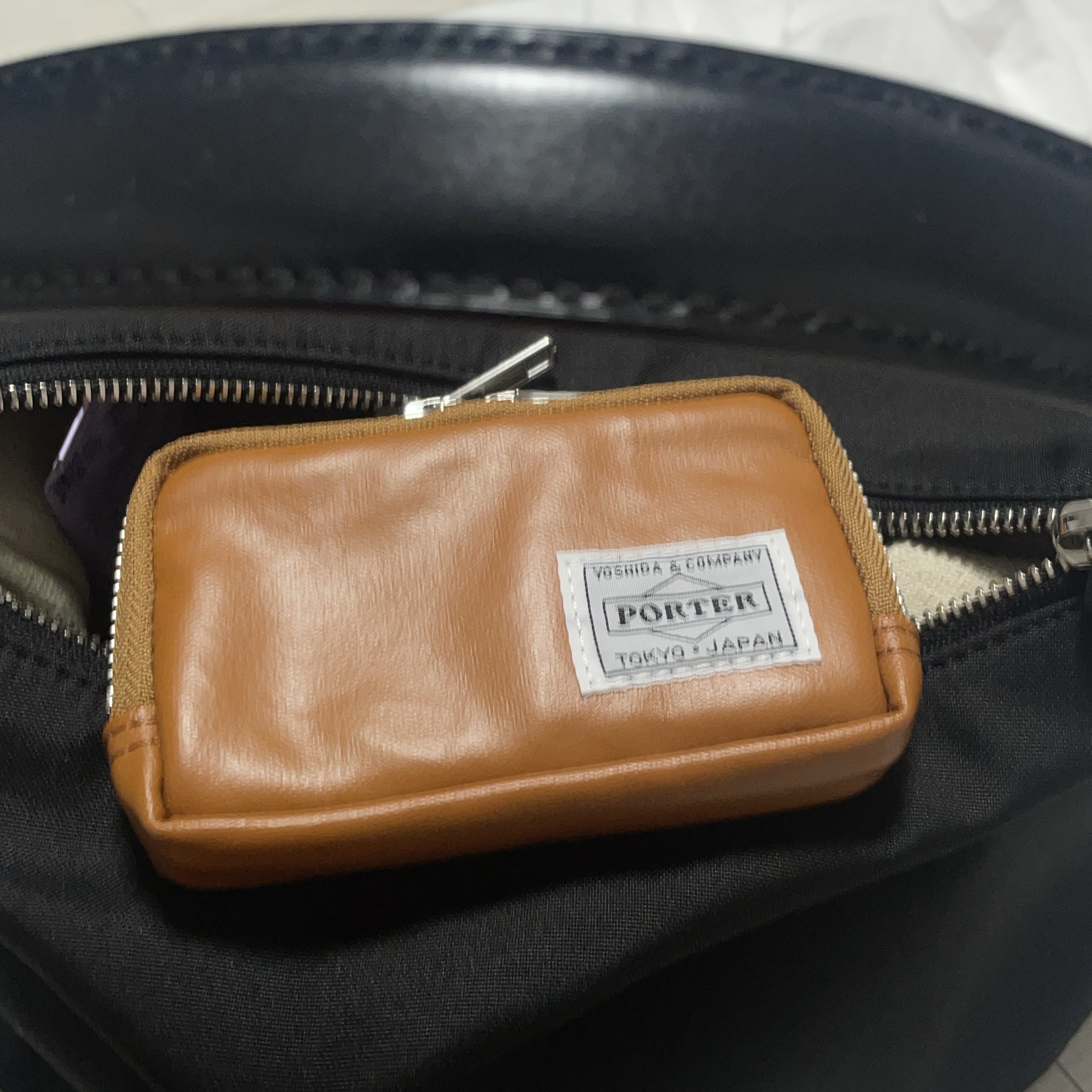 Porter Freestyle Multi Coin Case Camel 착용 스타일 - 1