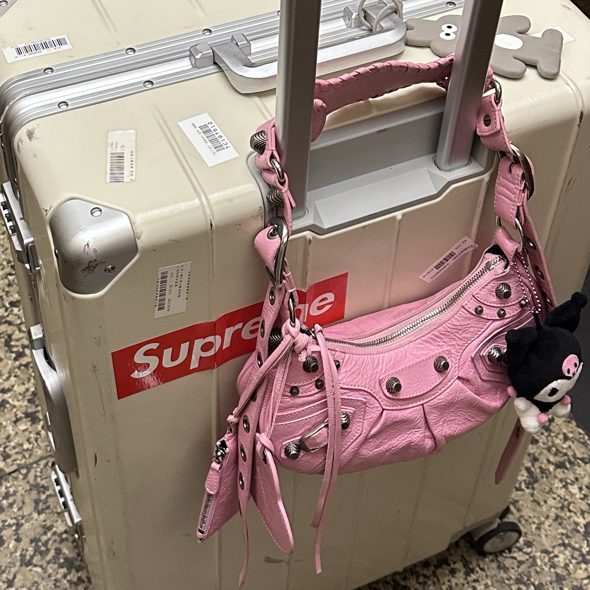 Balenciaga Le Cagole XS Shoulder Bag Pink 착용 스타일 - 3