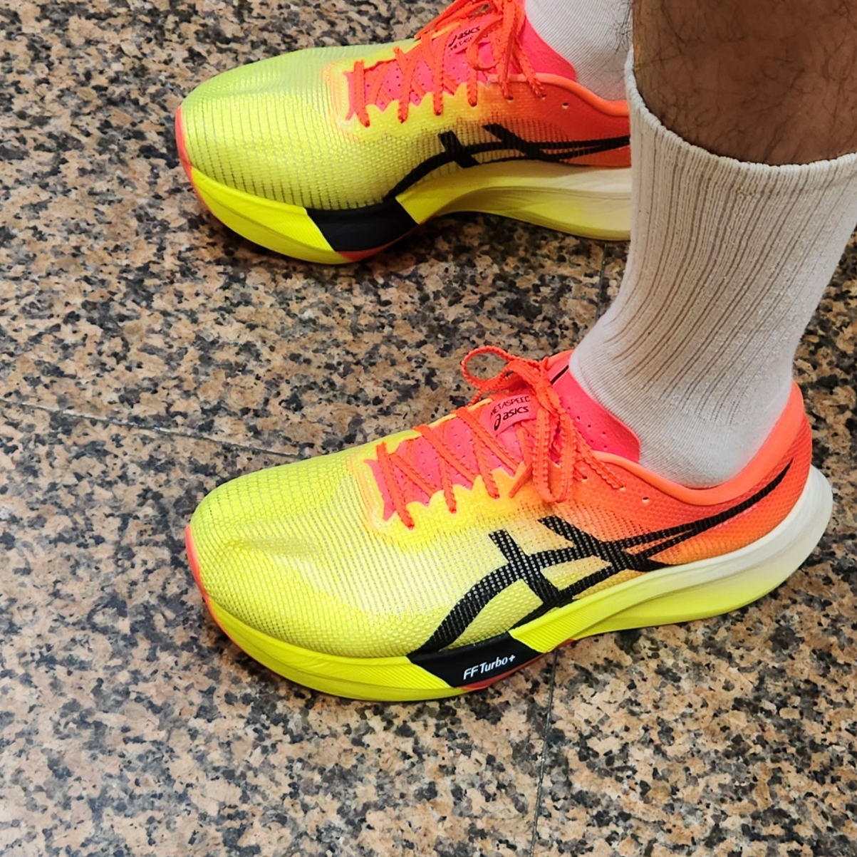 Asics Metaspeed Sky Paris Safety Yellow Black 착용 스타일 - 1