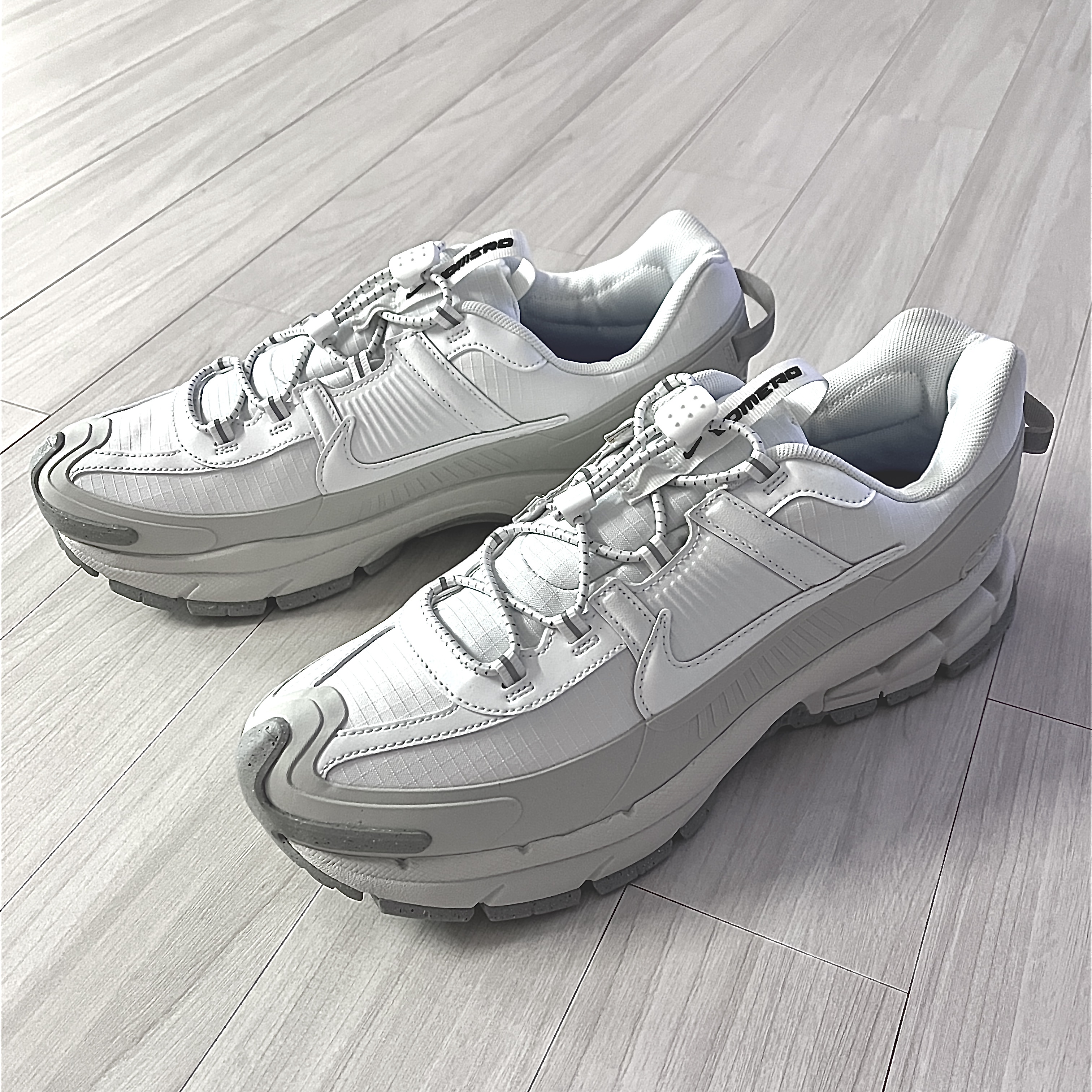 Nike Zoom Vomero Roam Summit White and Light Bone 착용 스타일 - 2