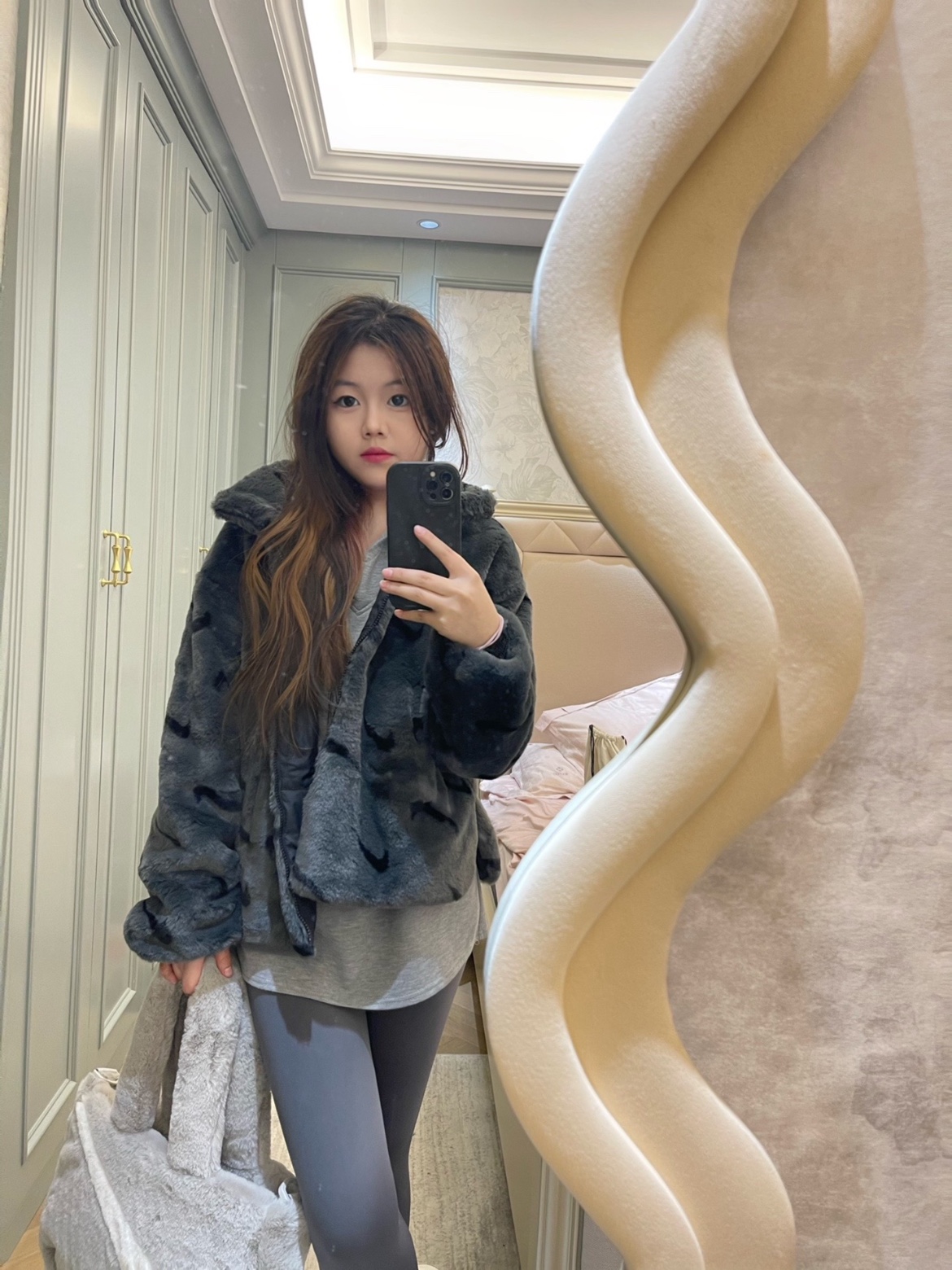 (W)Nike NSW Plush Printed Faux Fur Jacket Dark Smoke Grey - Asia 착용 스타일