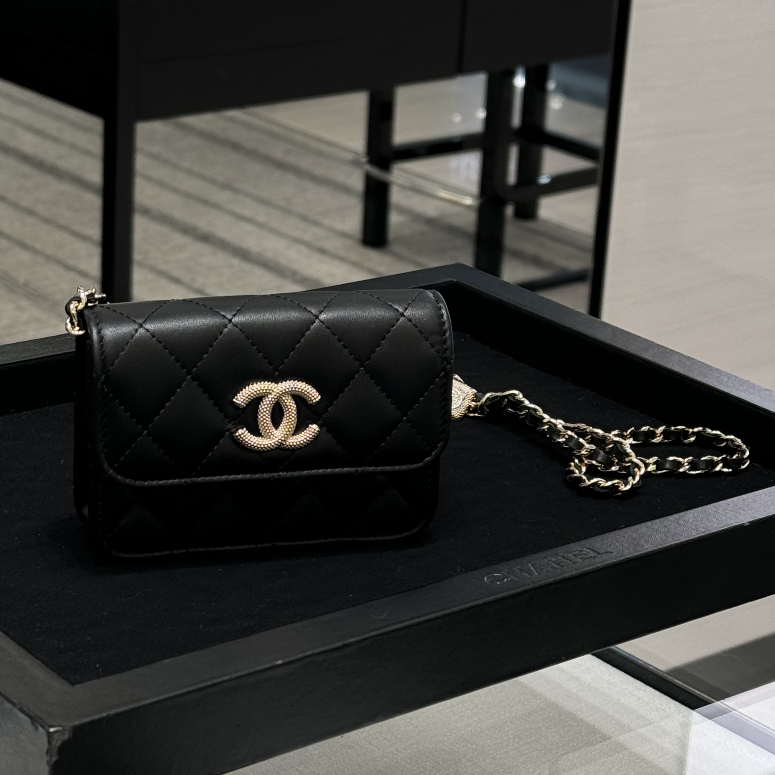 Chanel Clutch with Chain Lambskin Strass & Gold Black 착용 스타일