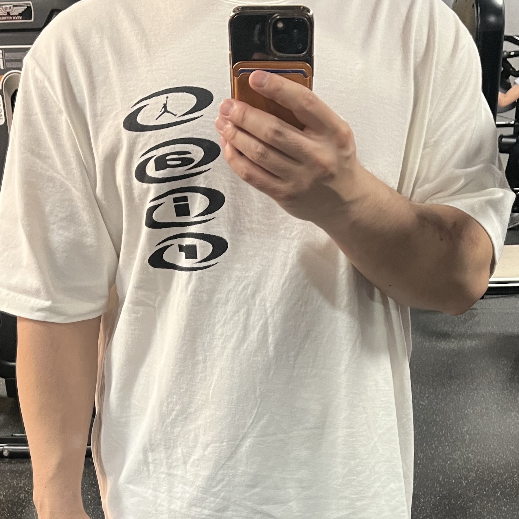 Jordan x Travis Scott T-Shirt Sail (DZ5514-133) 착용 스타일 - 1