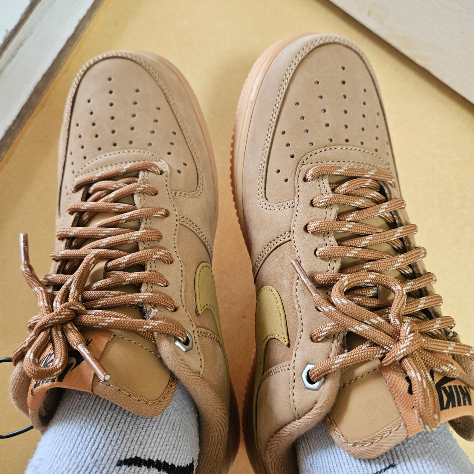 Nike Air Force 1 '07 WB Flax 착용 스타일