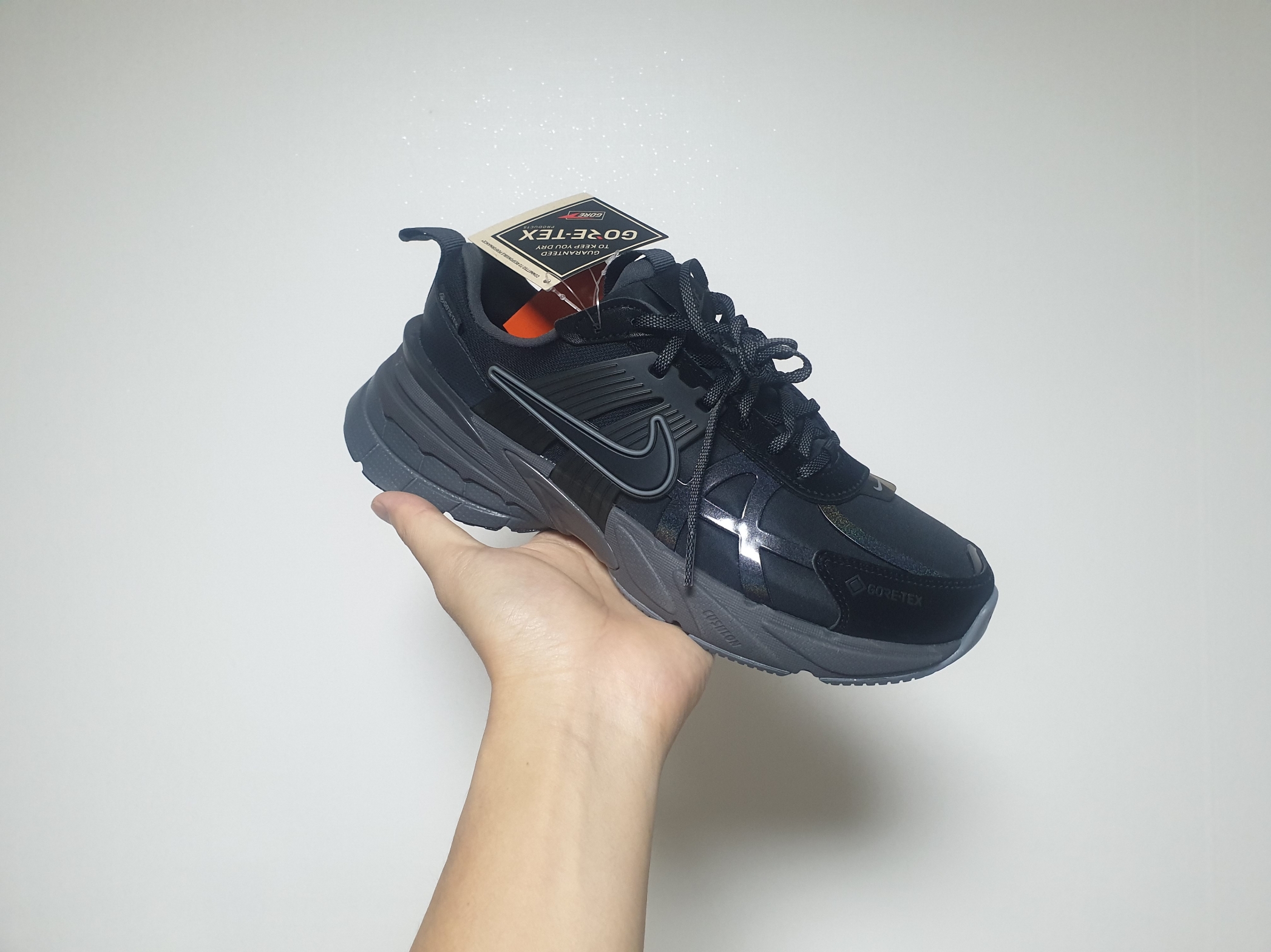 (W) Nike V2K Run Gore-Tex Black Iron Grey 착용 스타일