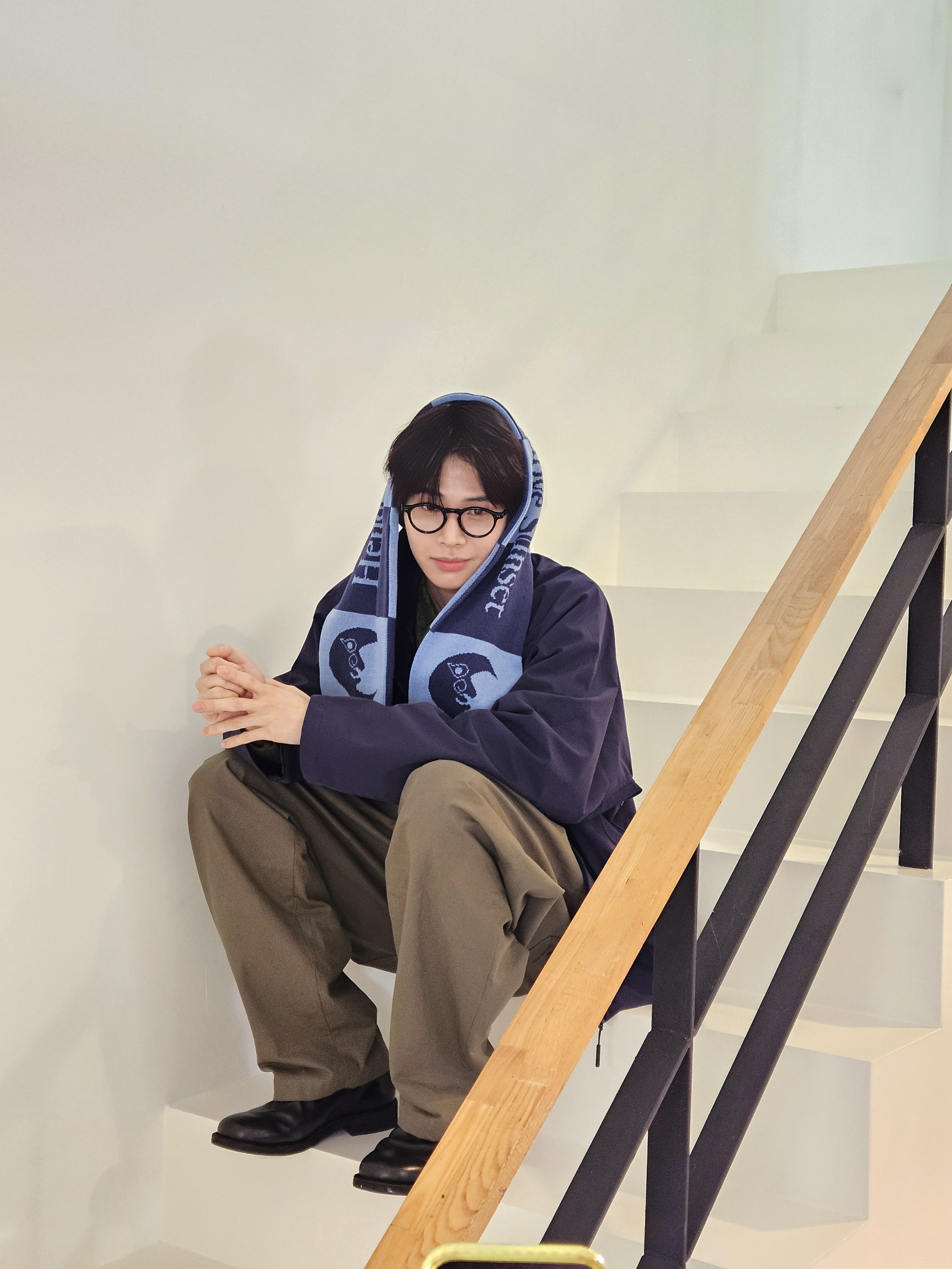 HS x Hank Muffler Blue & Navy 착용 스타일