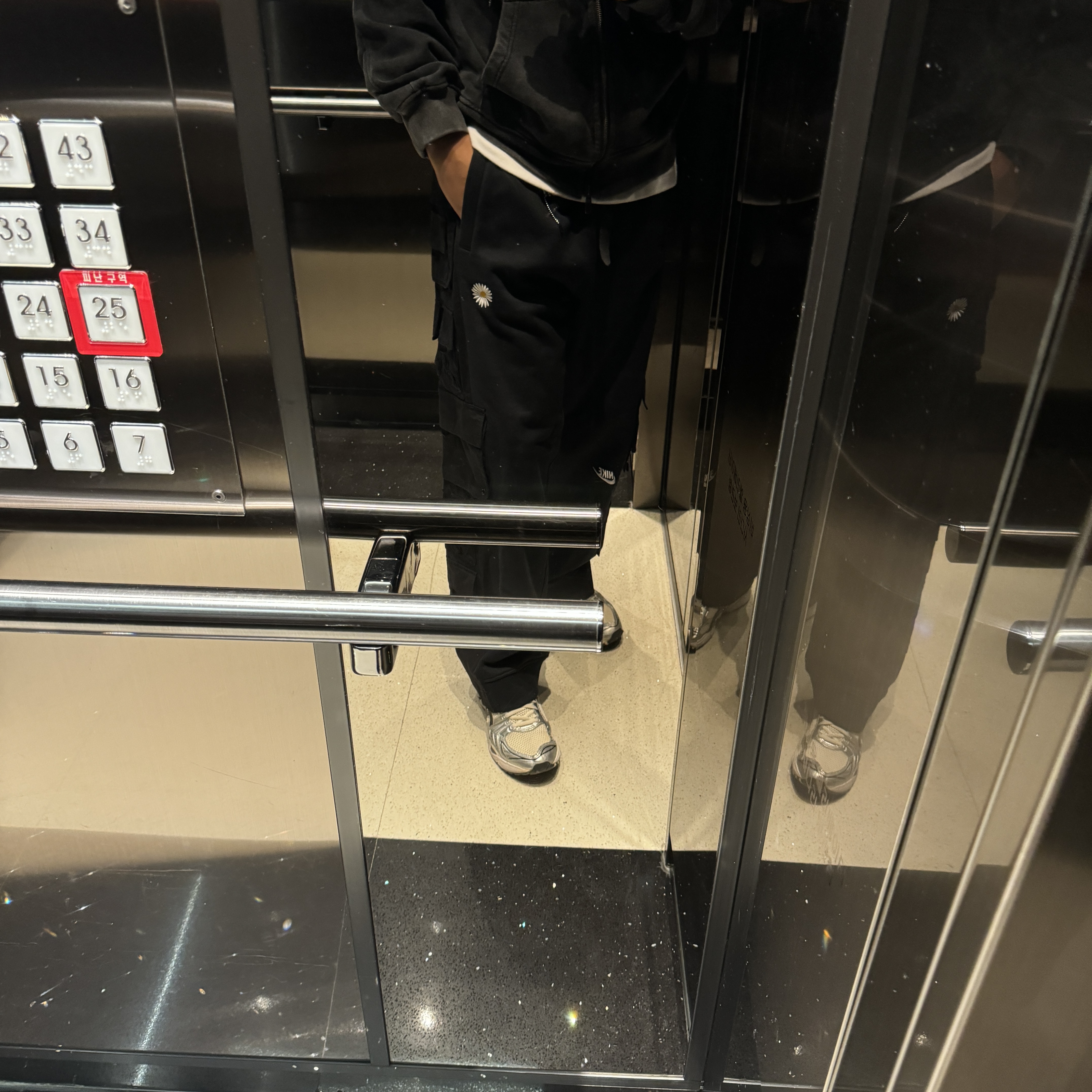 Nike x Peaceminusone Wide Pants Black (DR0095-010) 착용 스타일