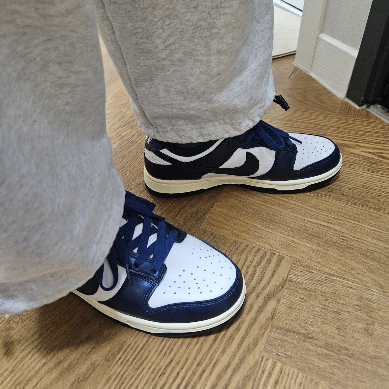 (W) Nike Dunk Low PRM Midnight Navy and White 착용 스타일