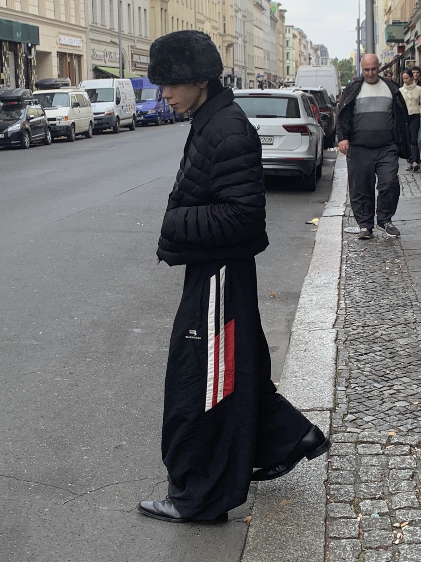 Balenciaga Sporty B Track Pants Blue 착용 스타일 - 1