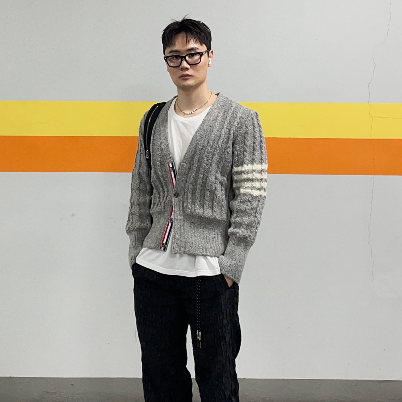 Thom Browne Donegal 4-Bar Stripe Twist Cable Classic V-Neck Cardigan Light Grey 착용 스타일 - 2