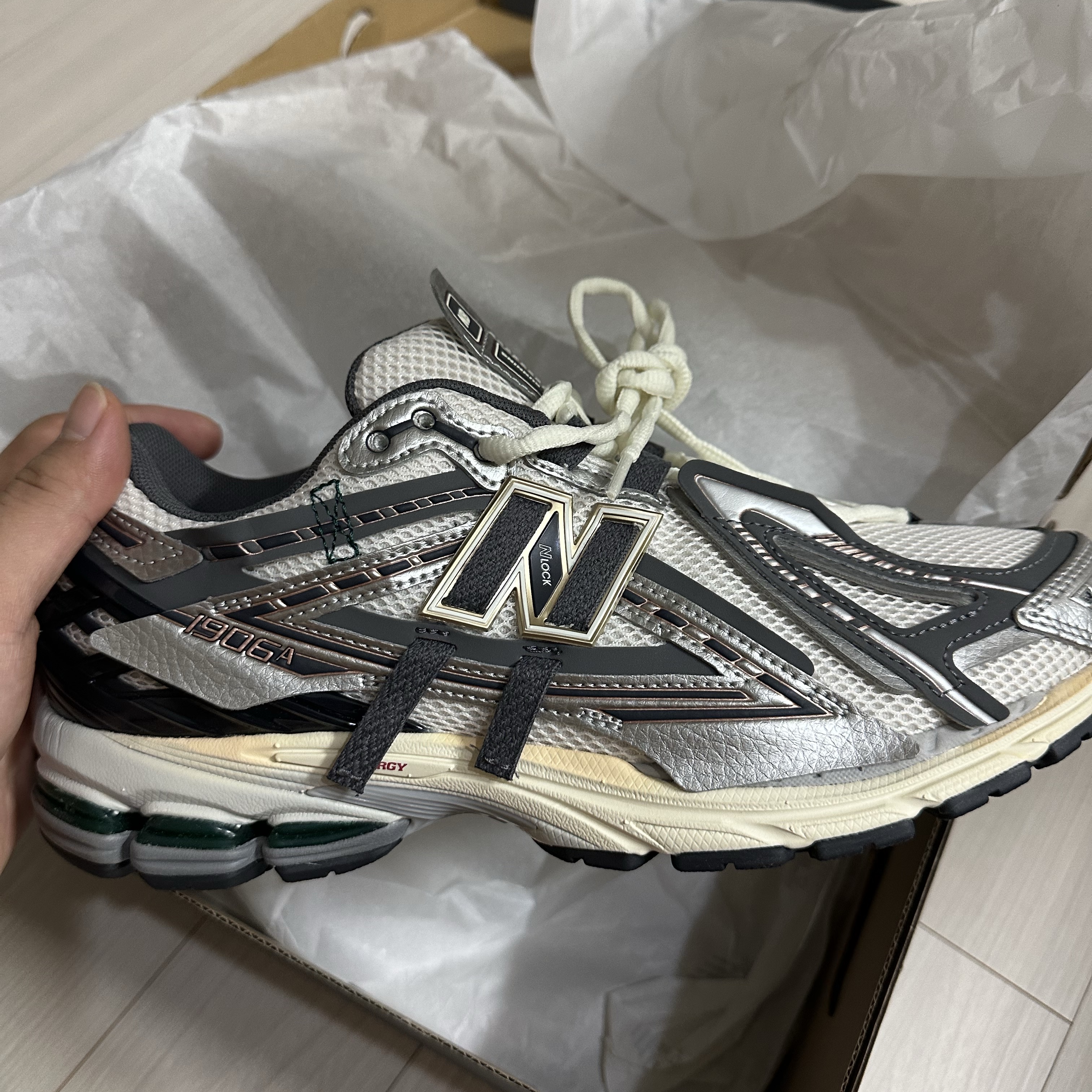 New Balance 1906A Silver Metallic Castlerock 착용 스타일