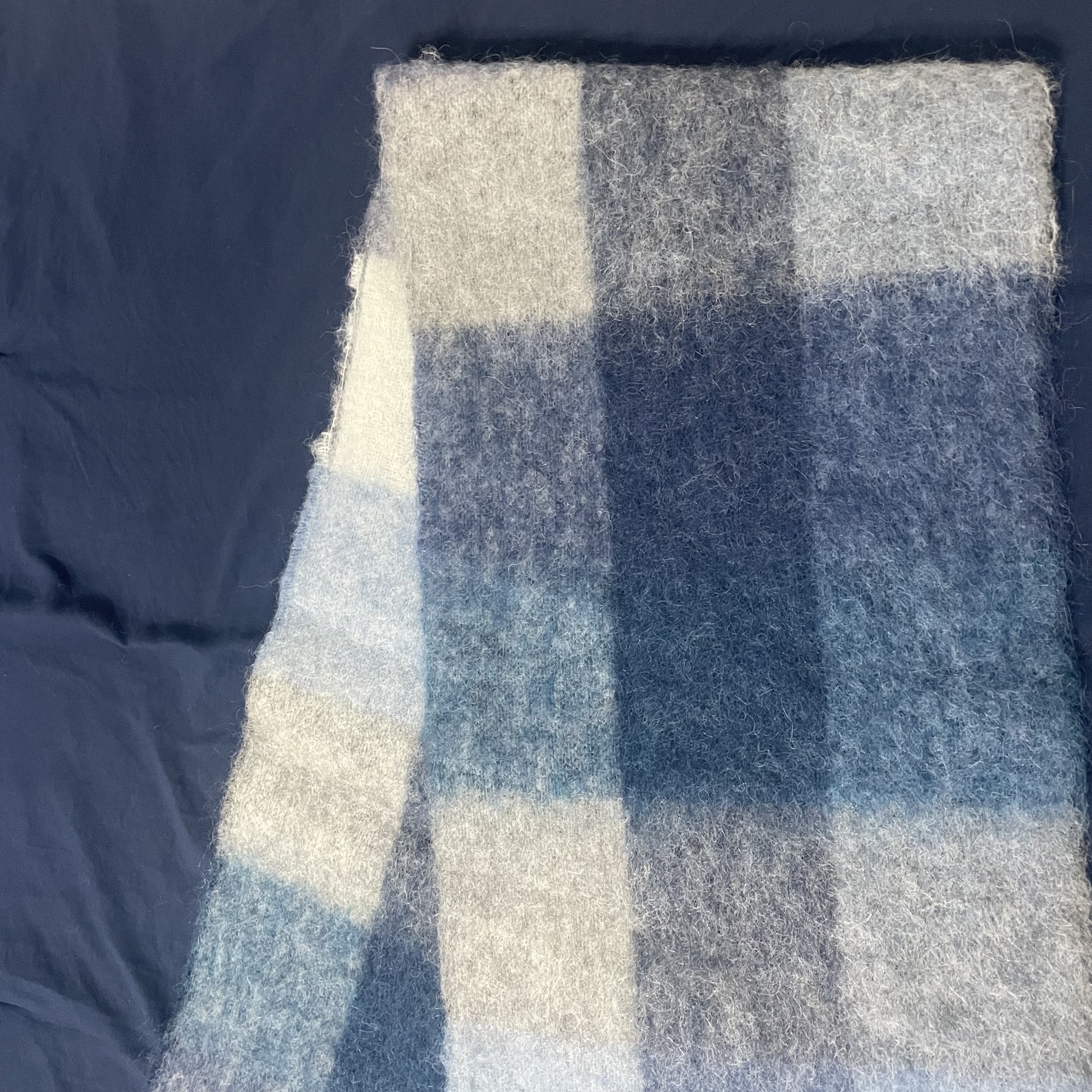 Acne Studios Mohair Checked Muffler Indigo Grey Light Blue, Acne Studios Mohair Check Muffler Fuchsia Lilac Pink 착용 스타일 - 4