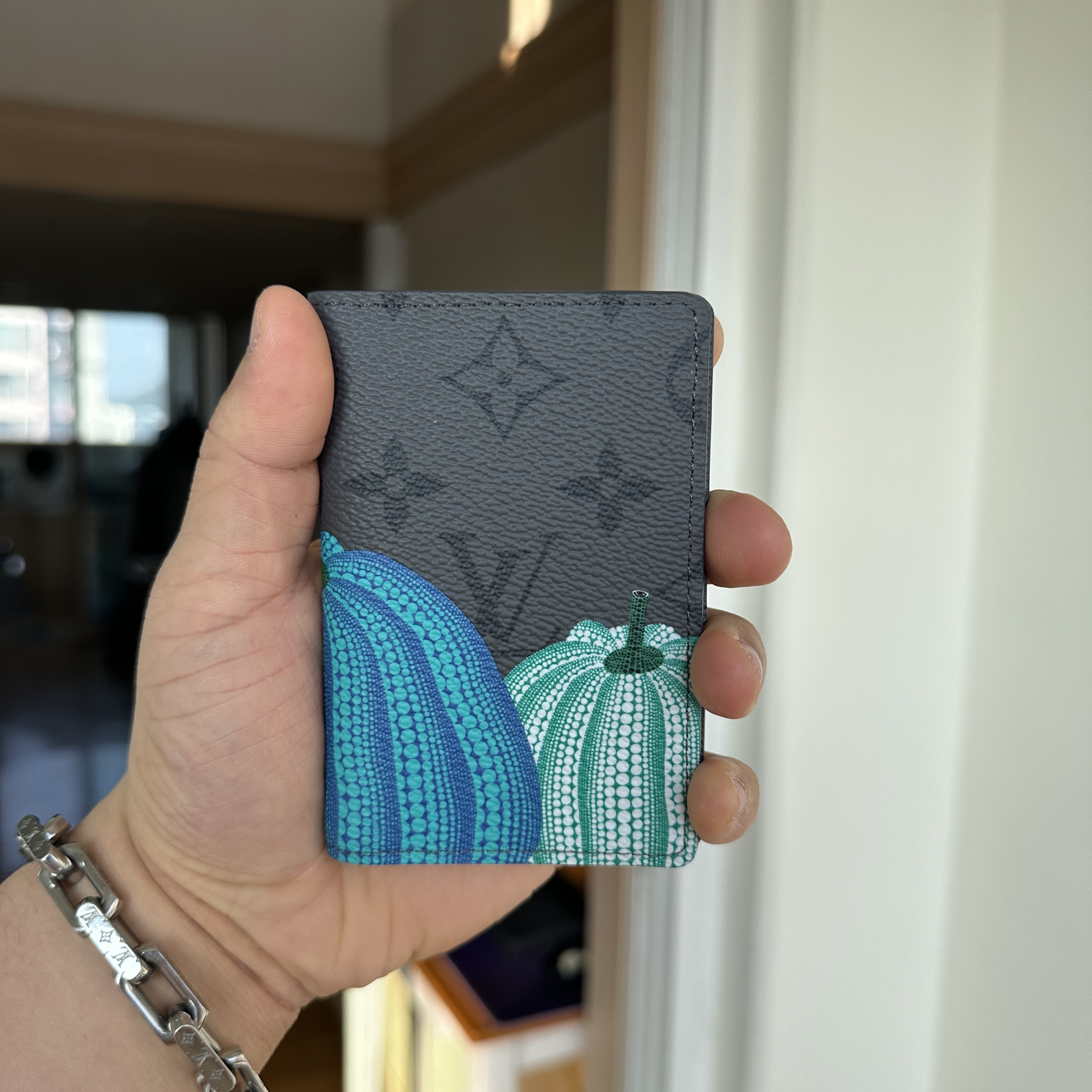 Louis Vuitton x YK Pocket Organizer Pumpkin Print Monogram Eclipse Reverse 착용 스타일