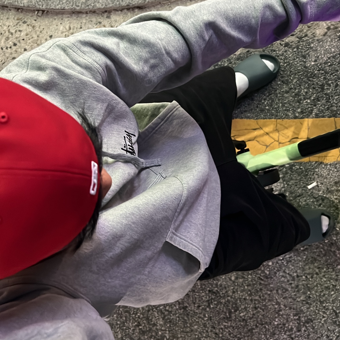 Adidas Yeezy Slide Slate Marine, Stussy Basic Stussy Hoodie Ash Heather 착용 스타일