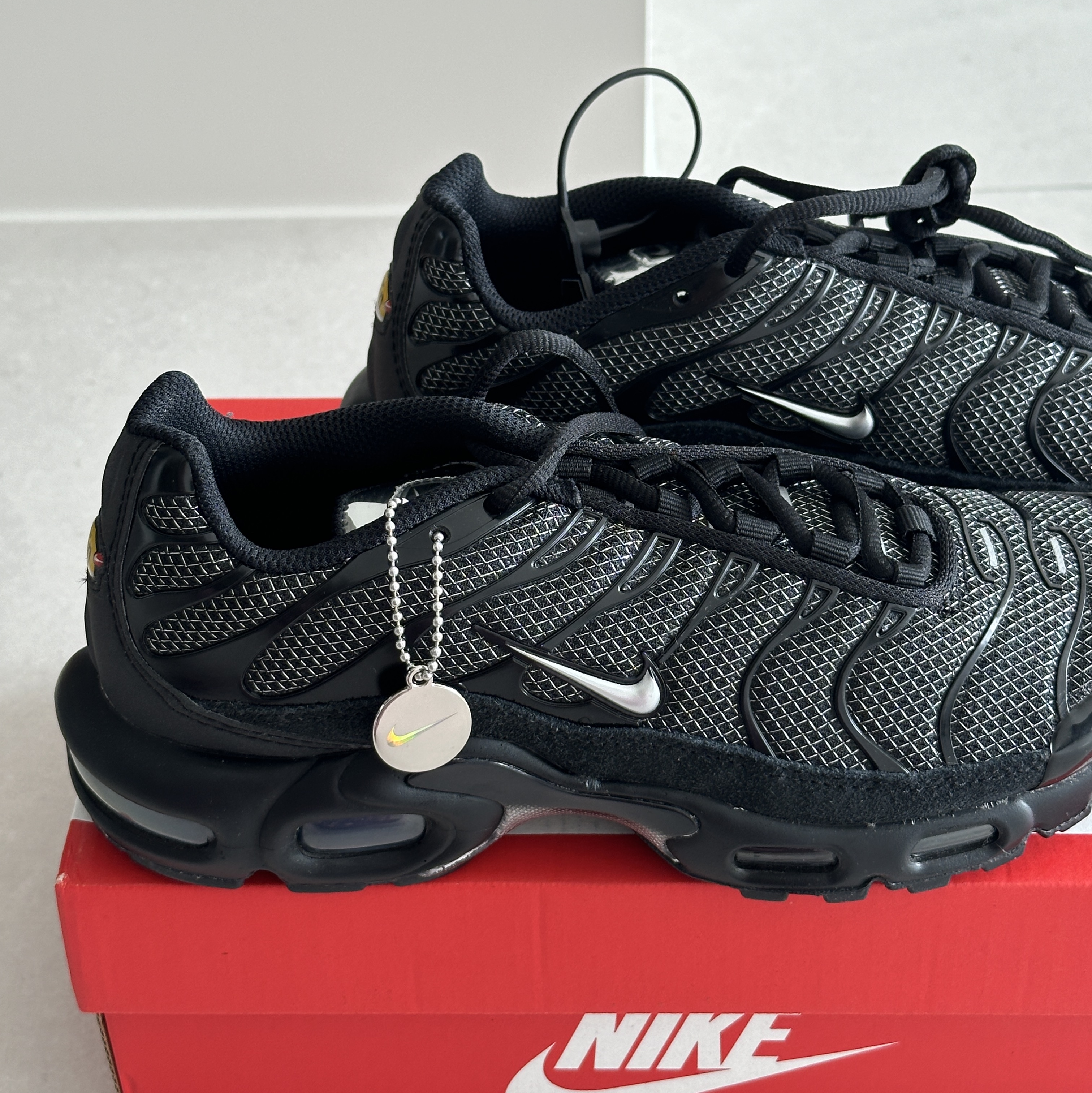 (W) Nike Air Max Plus Black Metallic Silver 착용 스타일 - 1