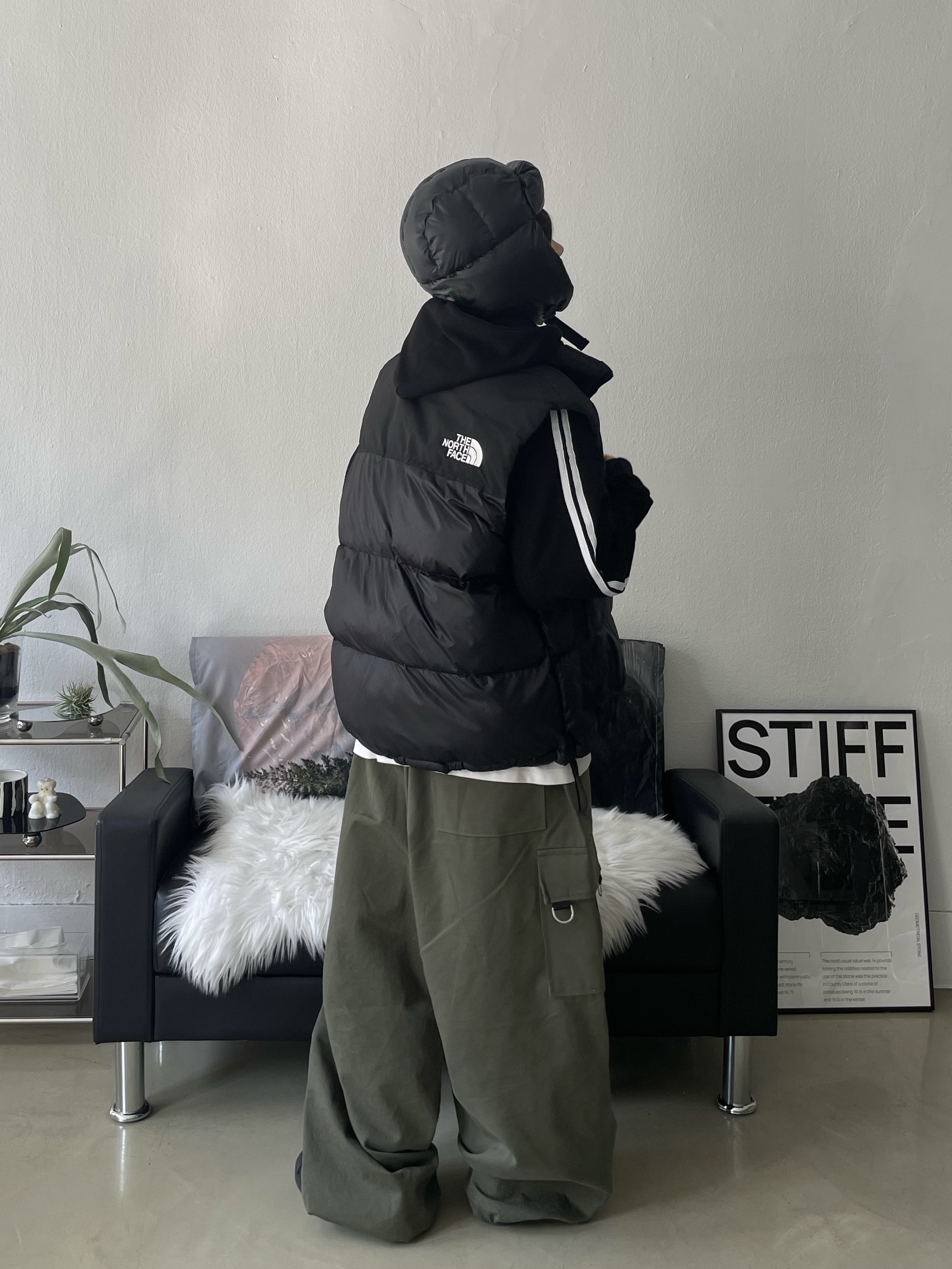 The North Face Nuptse On Ball Vest Real Black, Supreme Featherweight Down Trooper Black - 23FW 착용 스타일 - 1