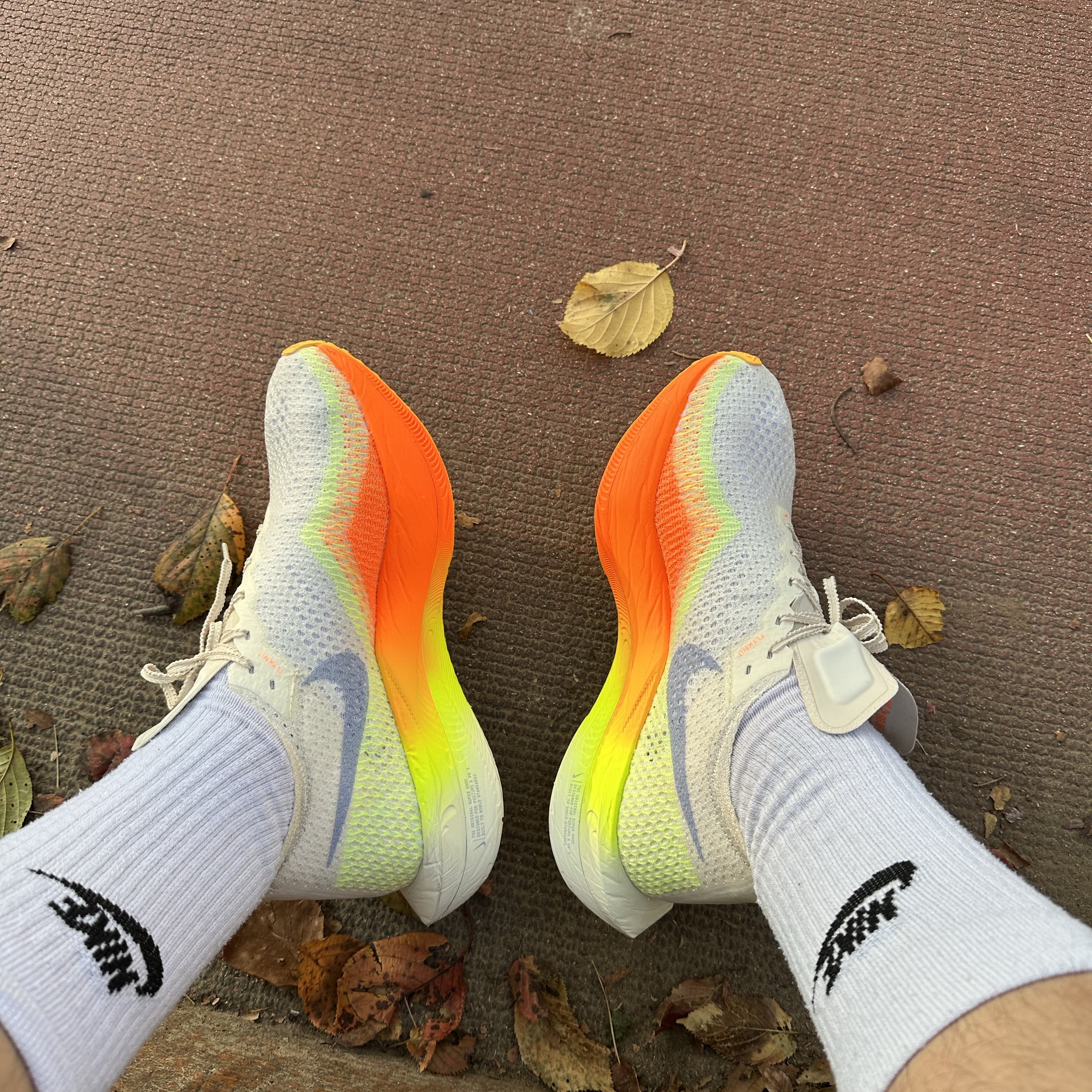 Nike ZoomX Vaporfly Next% 3 Sail Cobalt Bliss Total Orange 착용 스타일