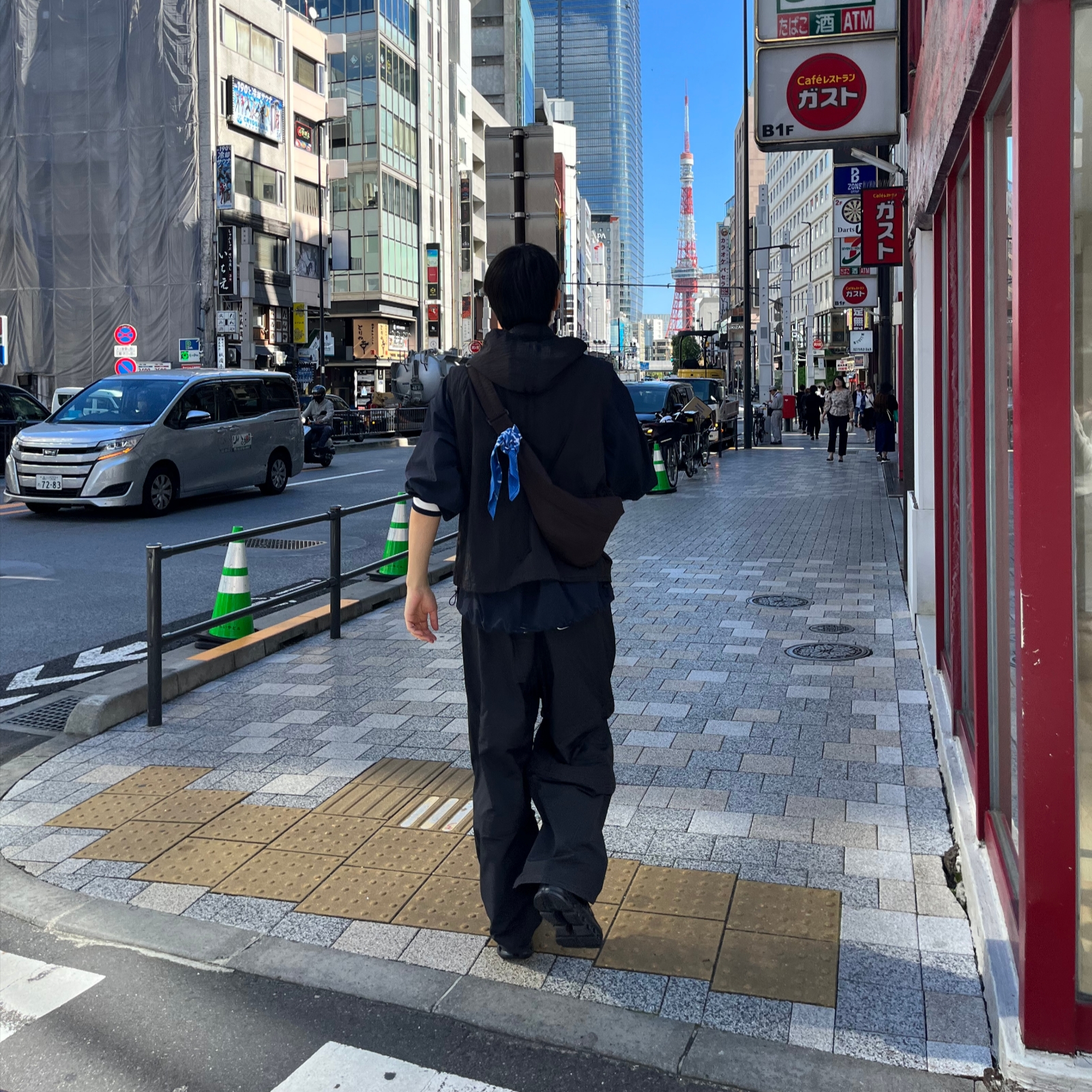 NewJeans x Hiroshi Fujiwara Coller Bandana Blue, On Running Cloudmonster All Black 착용 스타일