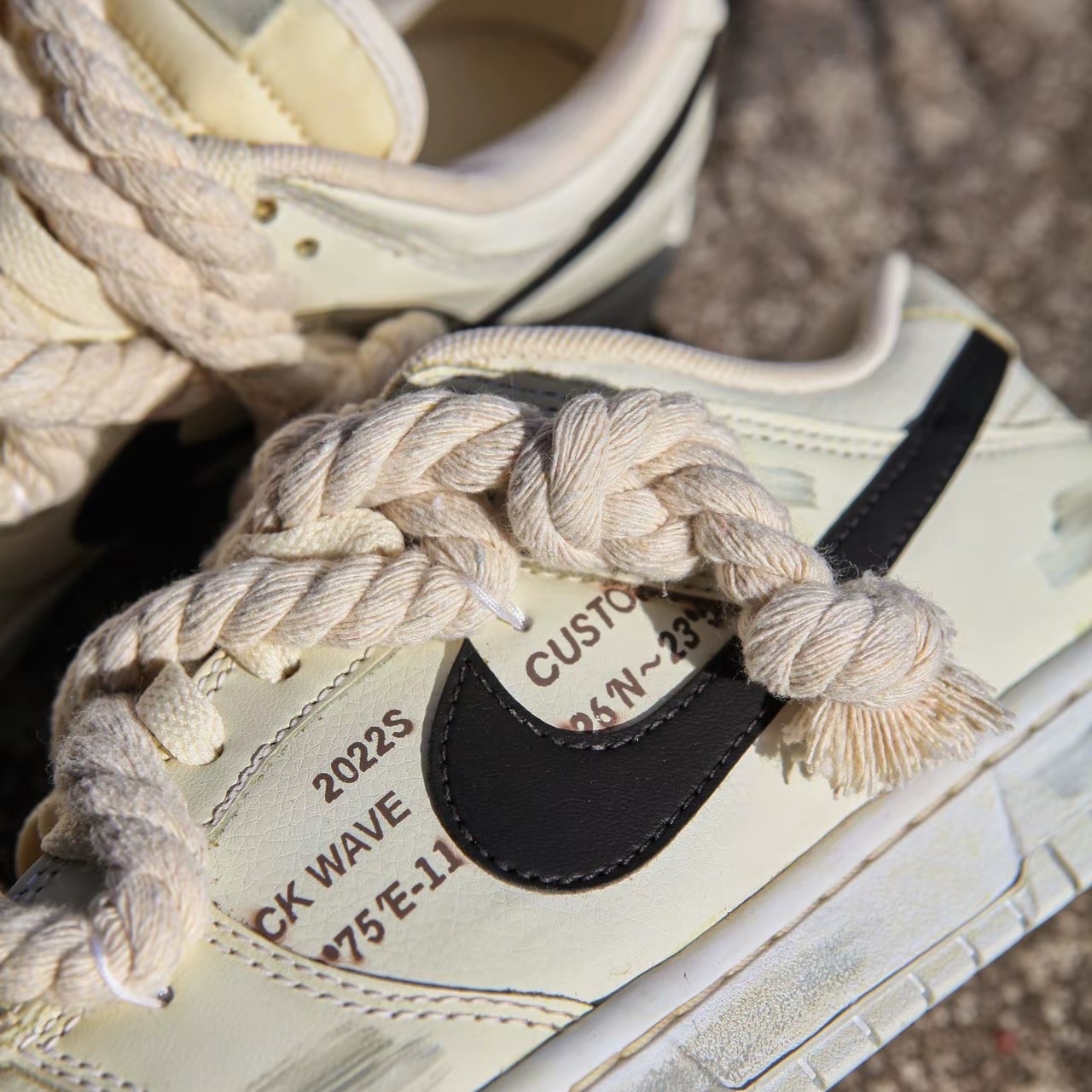 (W) Nike Dunk Low White and Sail 착용 스타일 - 1