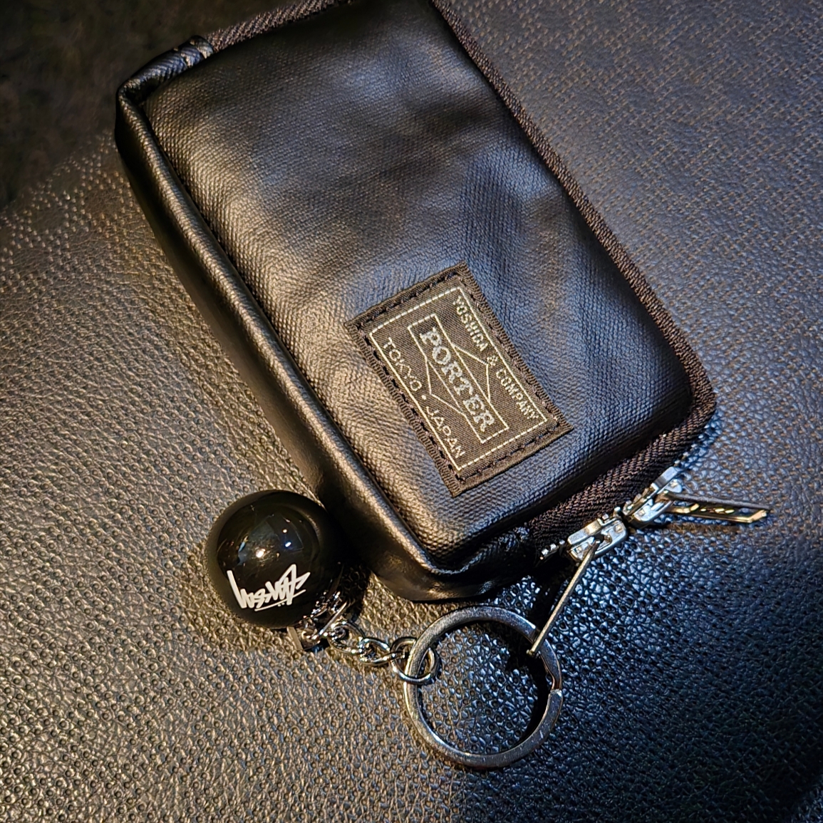 Stussy 8 Ball Keychain Black 착용 스타일