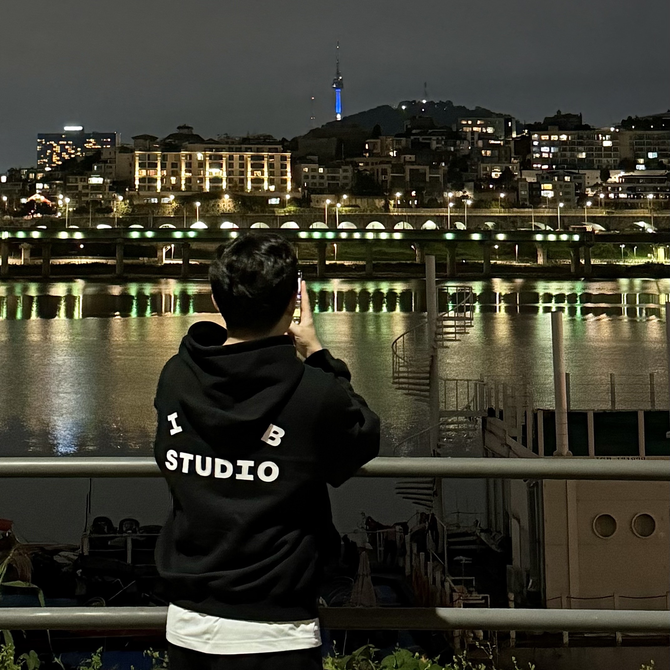 IAB Studio Hoodie Black White 착용 스타일