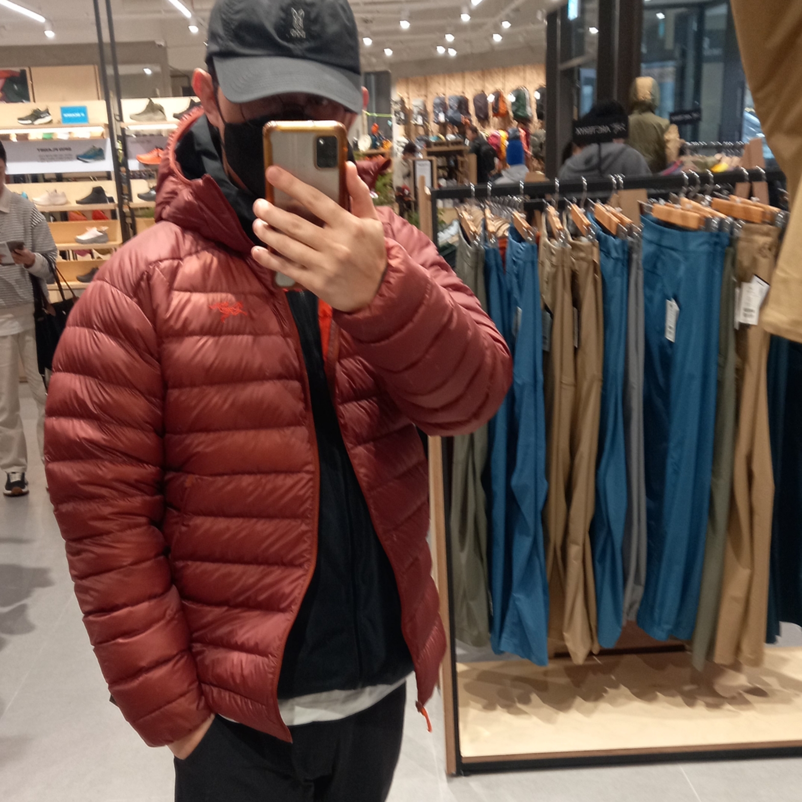 Arc'teryx Cronin Pants Black, Hoka x Satisfy Mafate Speed 4 Lite Rubber 착용 스타일 - 3