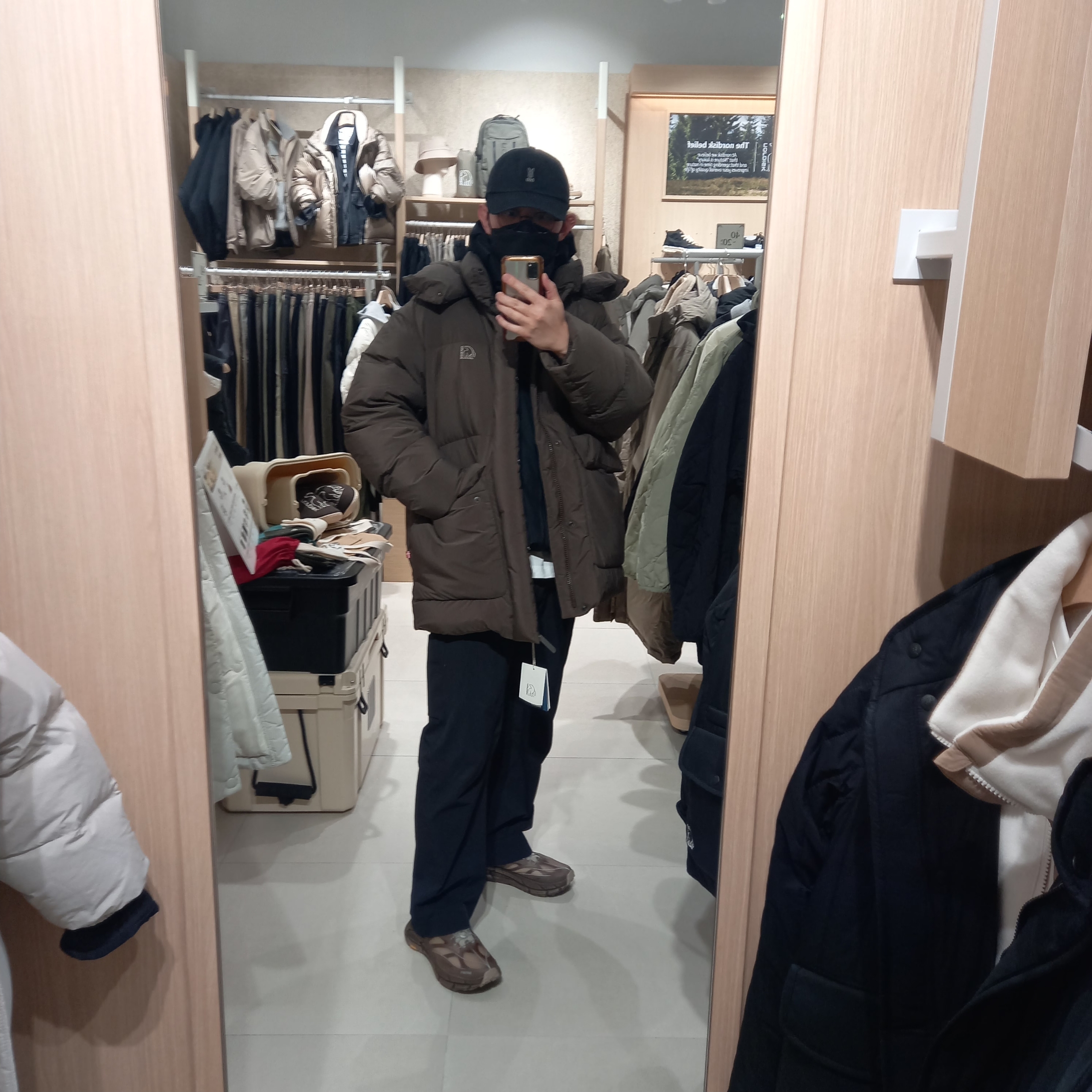 Arc'teryx Cronin Pants Black, Hoka x Satisfy Mafate Speed 4 Lite Rubber 착용 스타일 - 2
