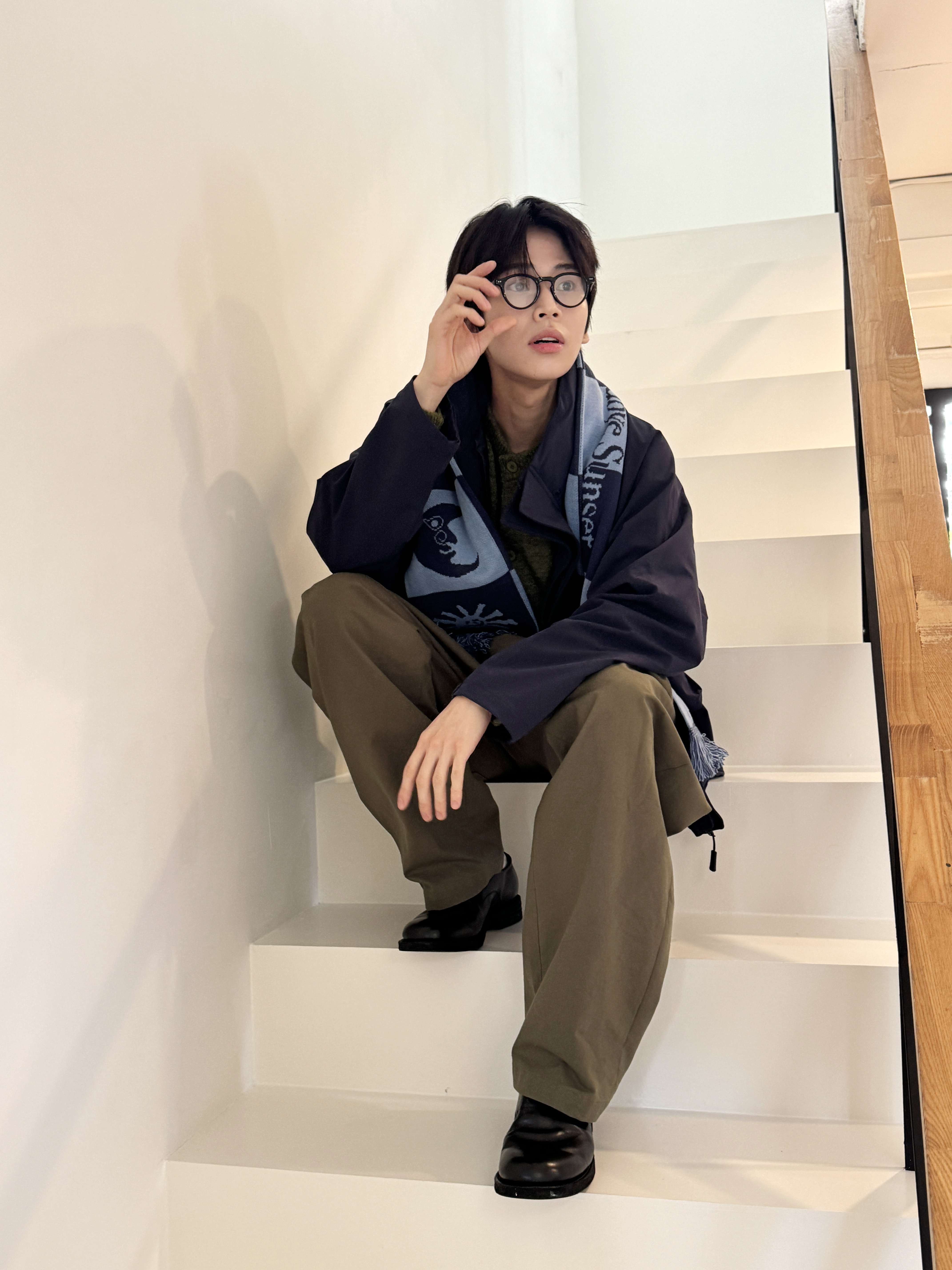 HS x Hank Muffler Blue & Navy 착용 스타일