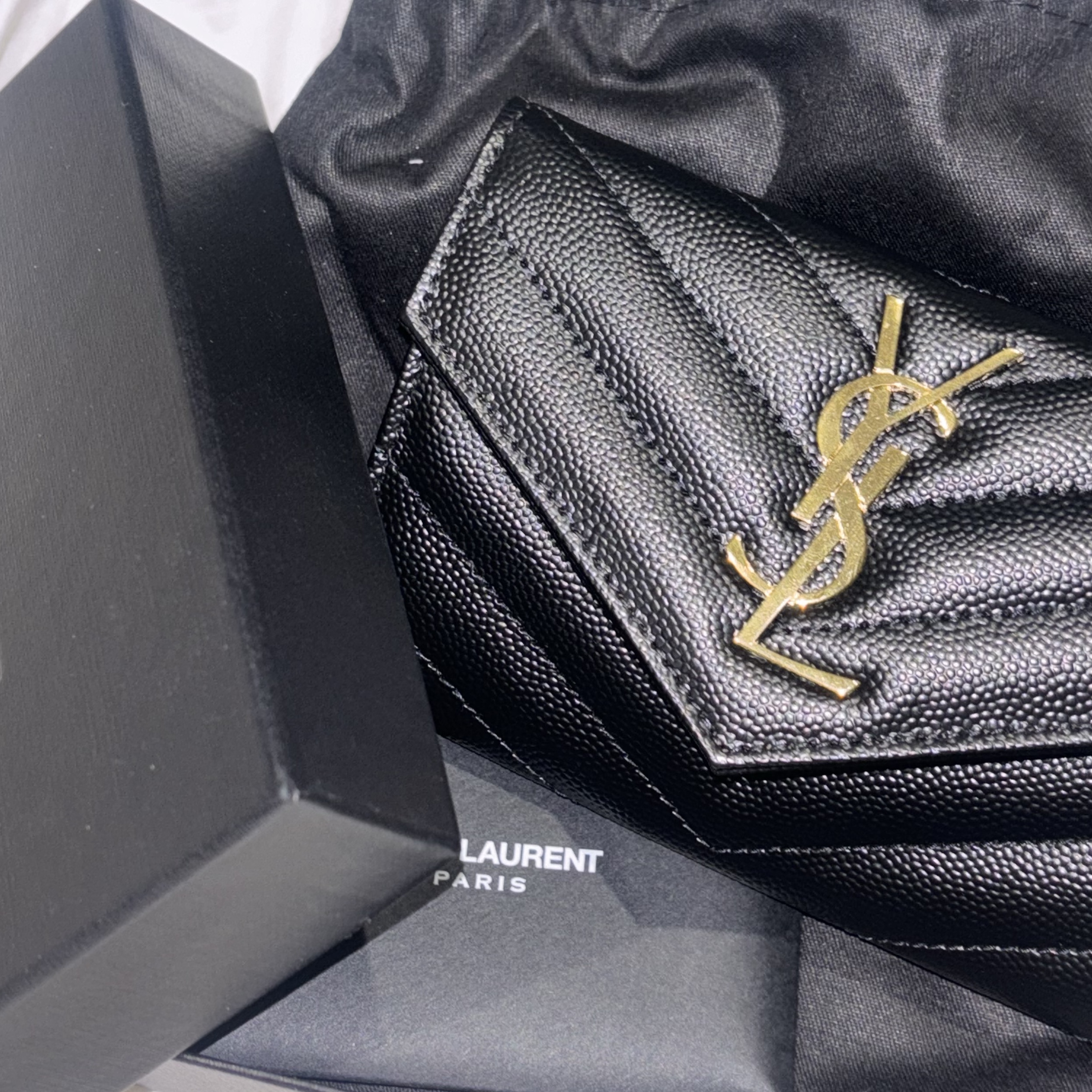 Saint Laurent Cassandre Matelasse Small Envelope Wallet in Grain de Poudre Embossed Leather Black Gold 착용 스타일