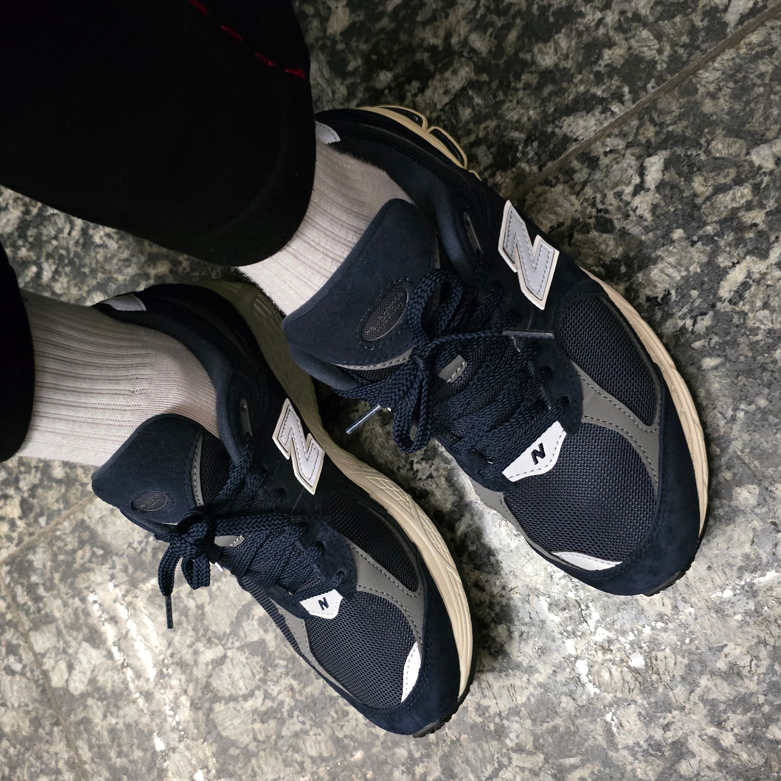 New Balance 2002R Eclipse Castlerock 착용 스타일 - 2