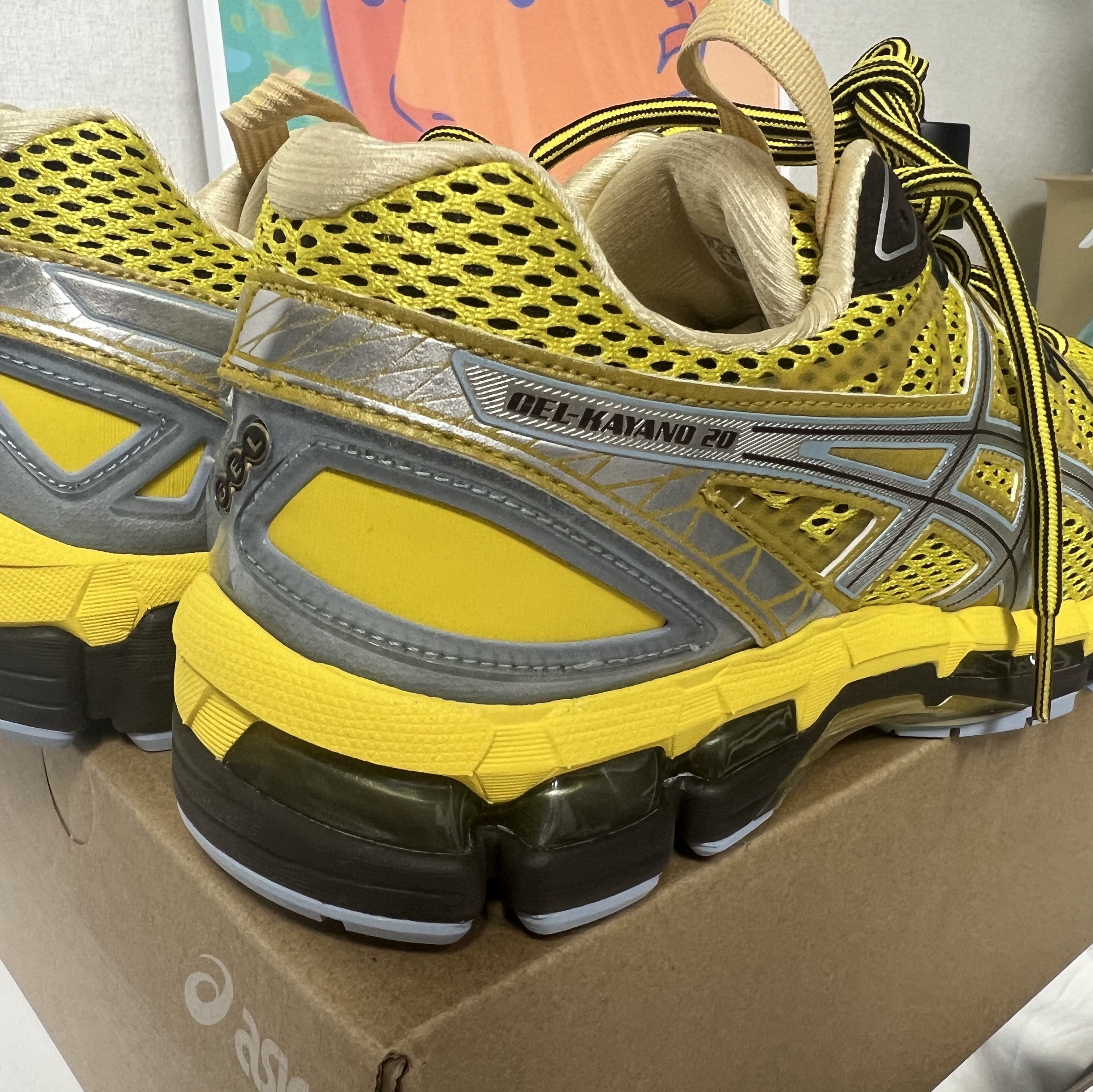 Asics UB9-S Gel-Kayano 20 Vibrant Yellow Pure Silver 착용 스타일 - 3