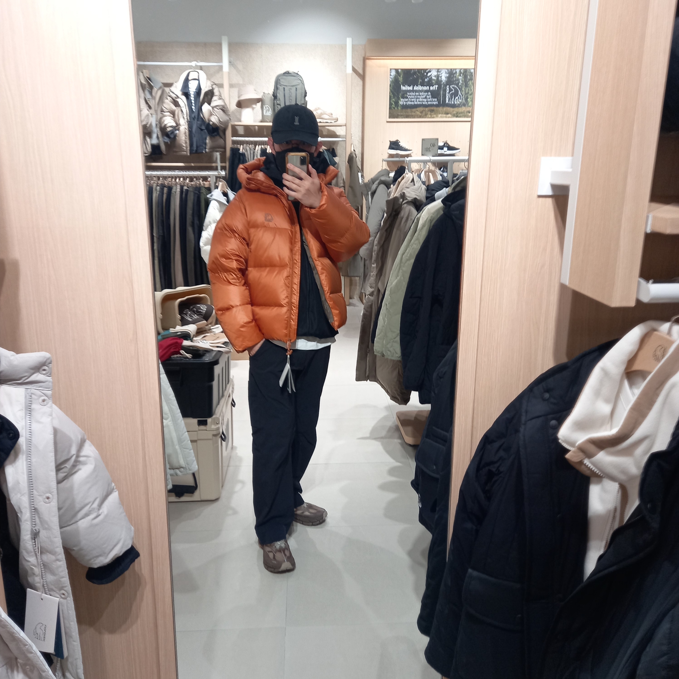 Arc'teryx Cronin Pants Black, Hoka x Satisfy Mafate Speed 4 Lite Rubber 착용 스타일 - 2